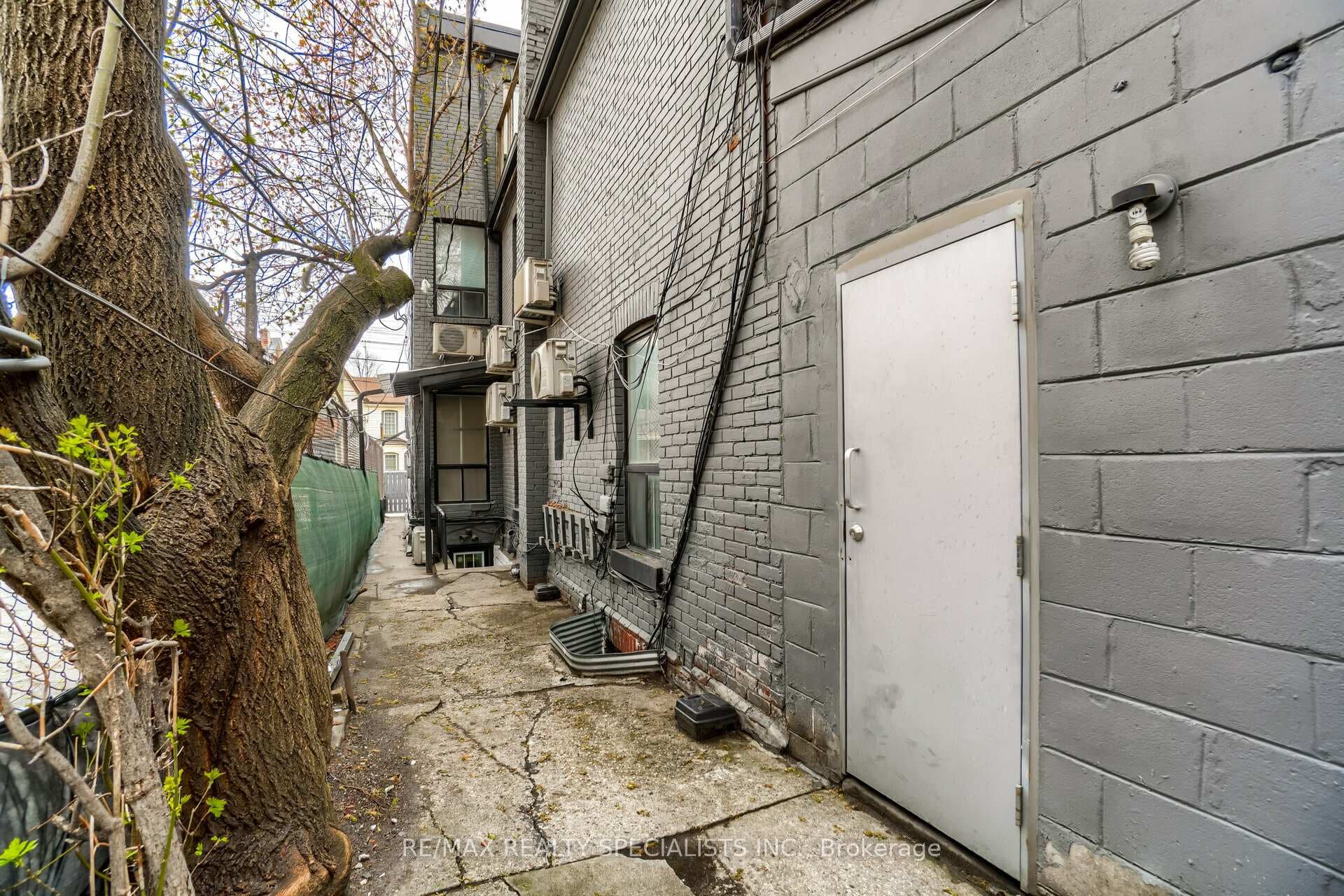 450 BATHURST Street Unit B2 photo 24