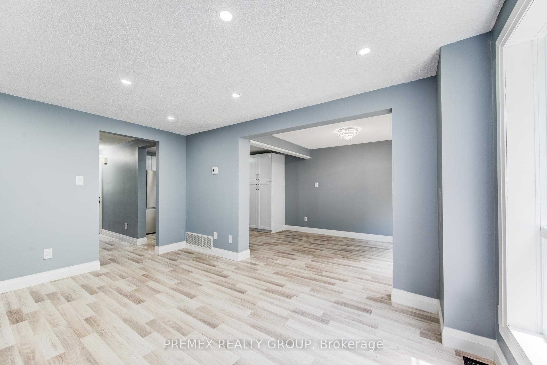 953 Elgin Street photo 18