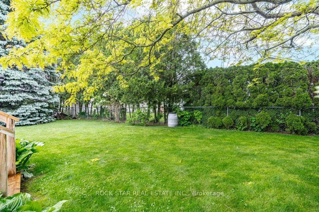 6 Thompson Drive photo 33