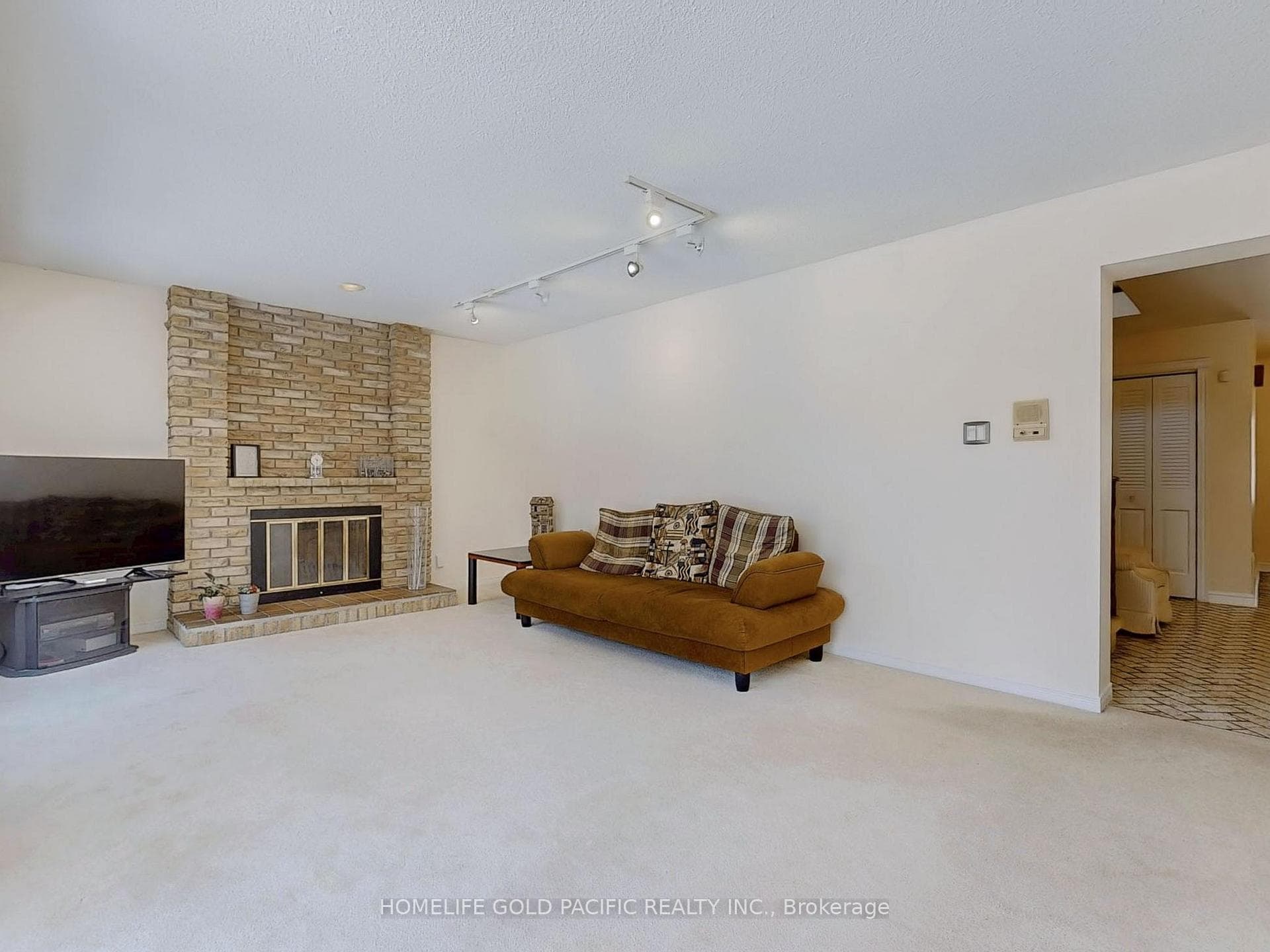 6 Loganberry Crescent photo 13