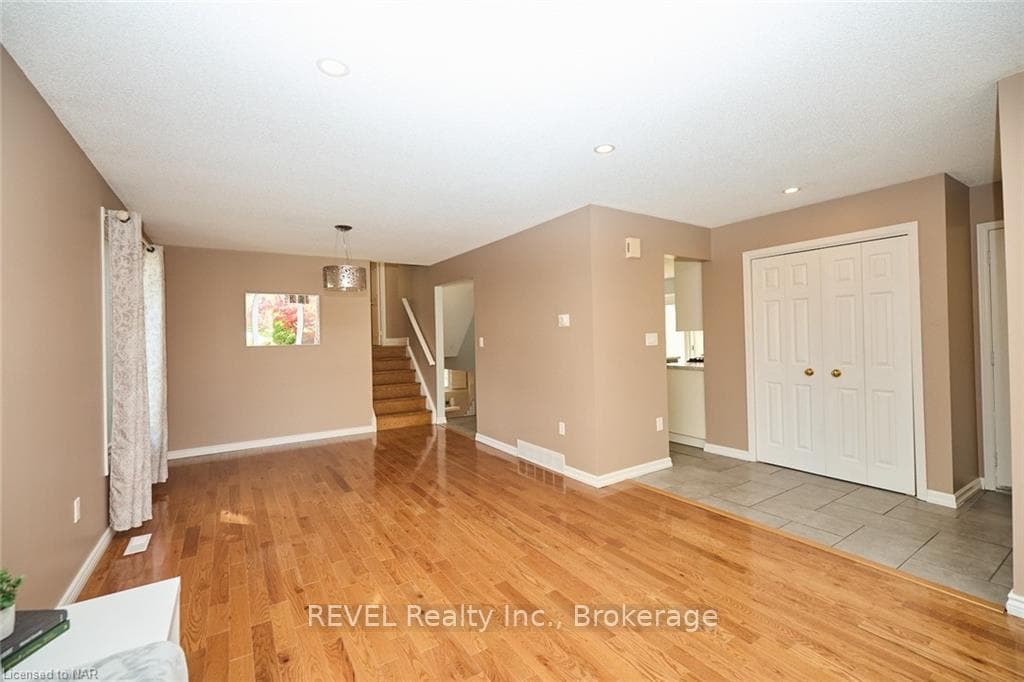 110 STRADA Boulevard photo 9