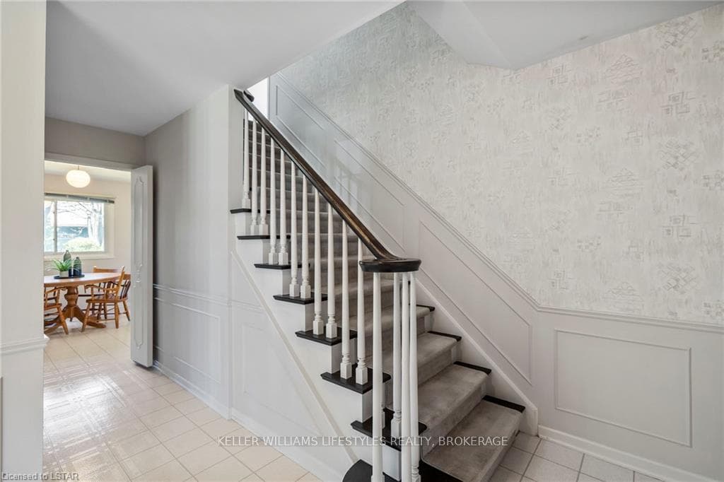 128 HILLSMOUNT Crescent photo 6
