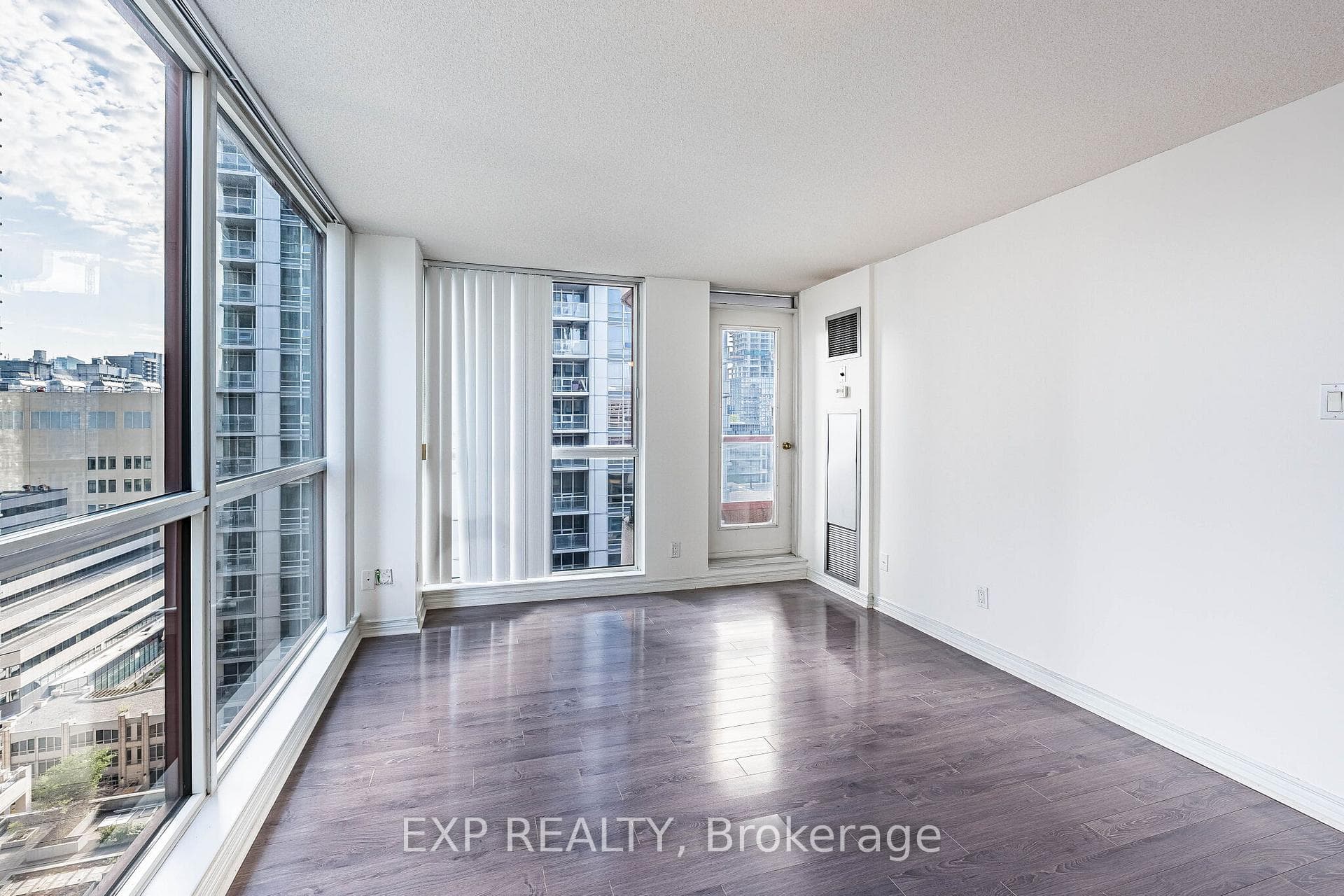 736 Bay Street Unit 1811 photo 19
