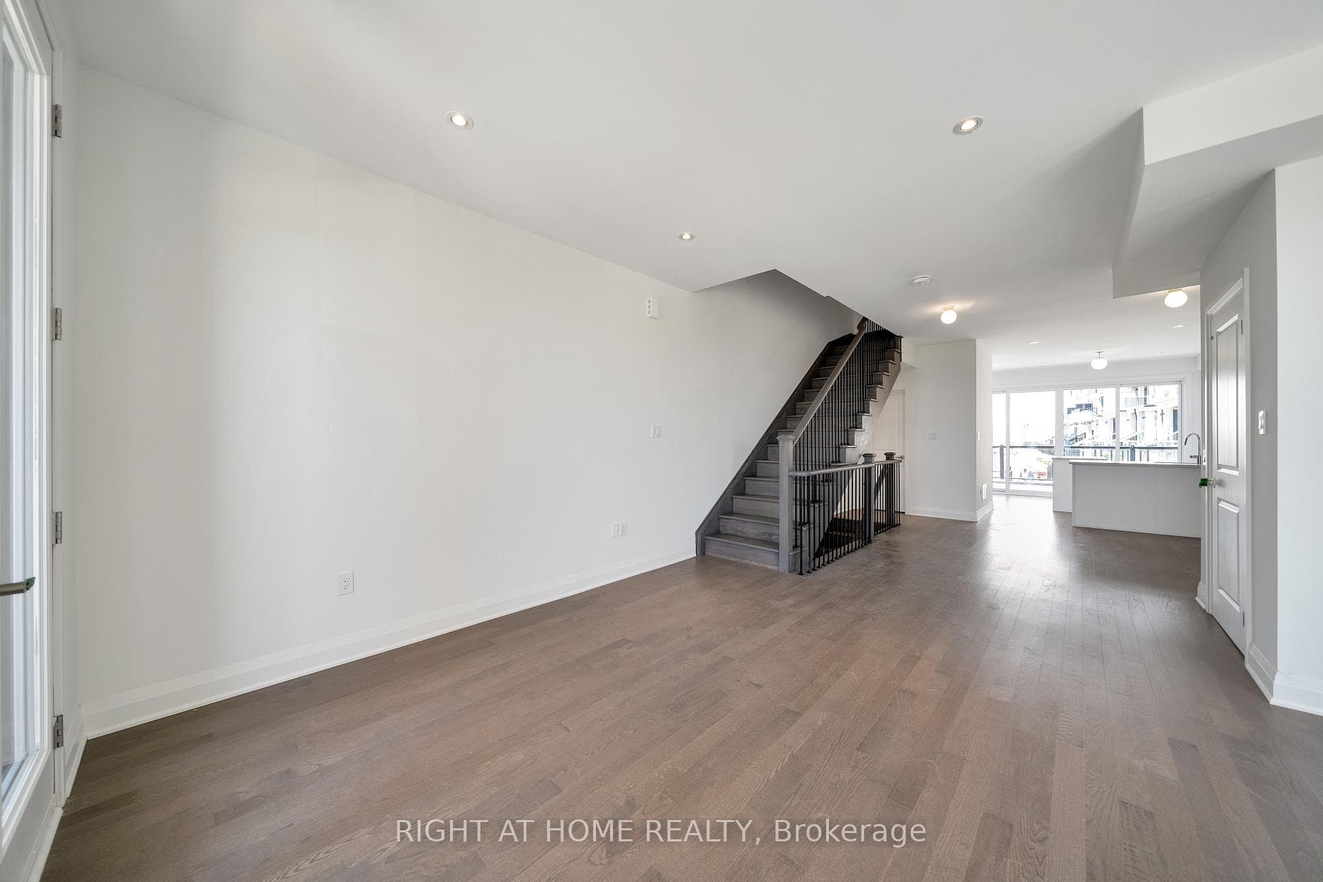 563 Port Darlington Road photo 21