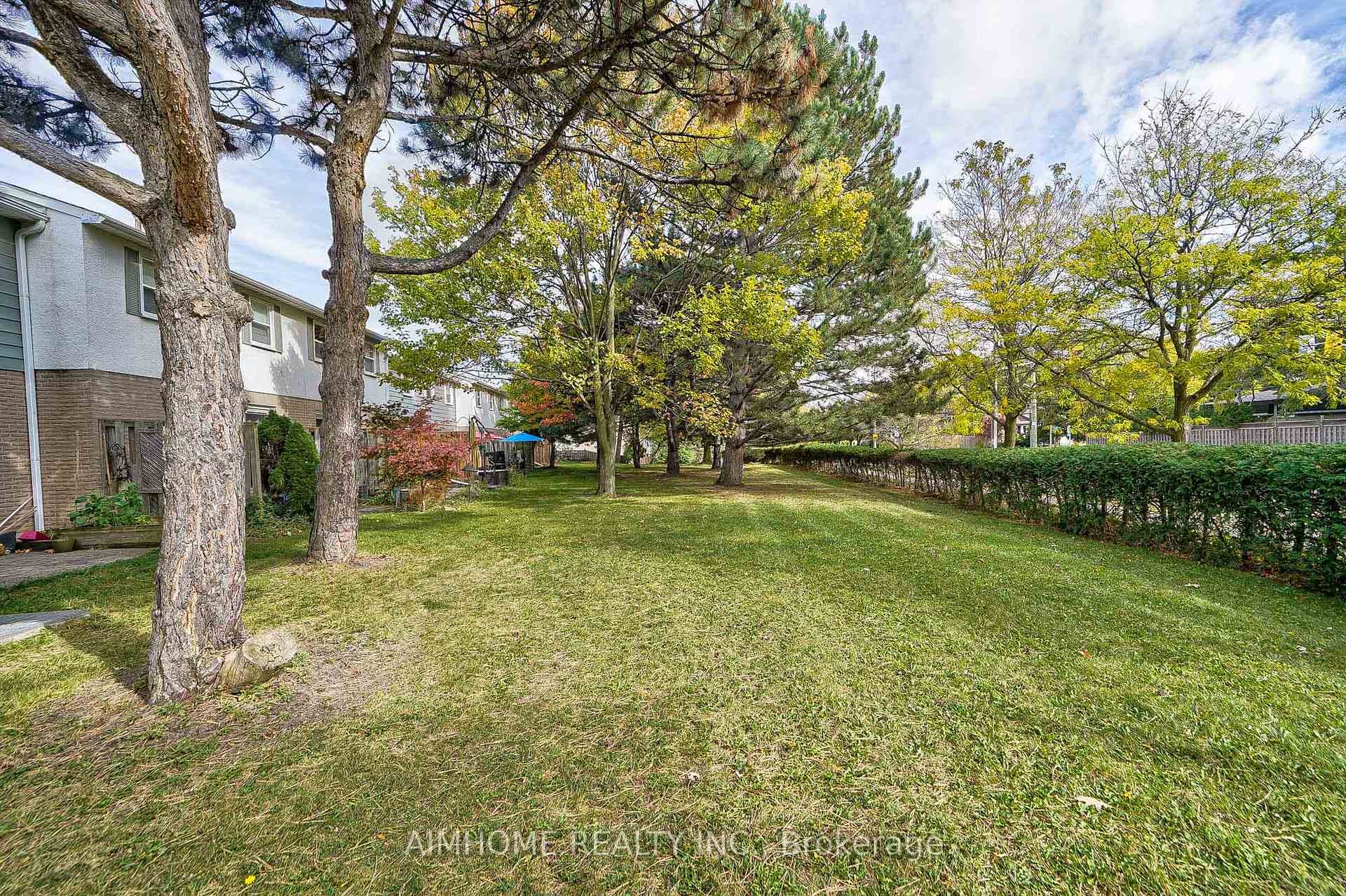 1692 John Street photo 36
