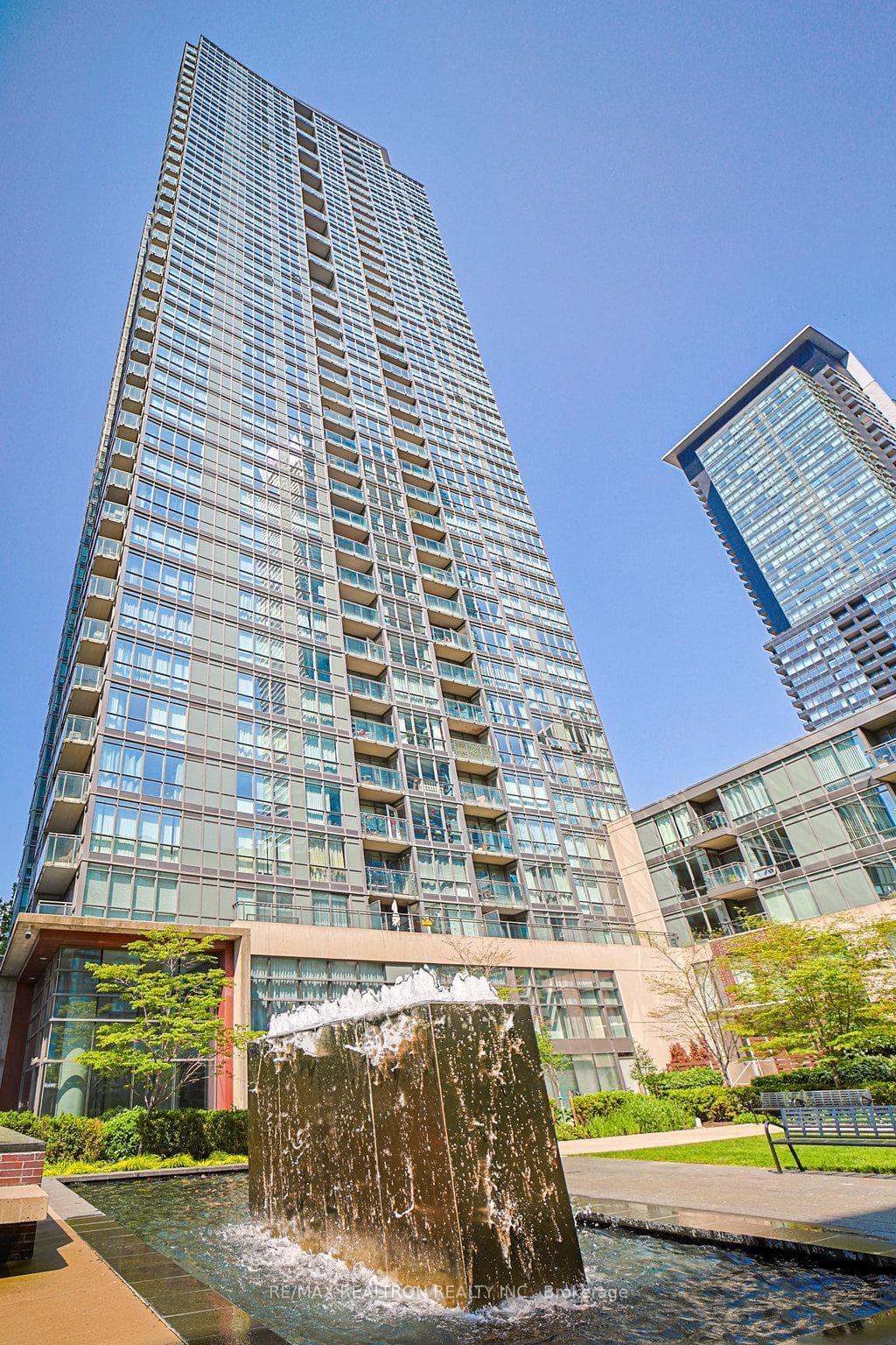 15 FORT YORK Boulevard Unit 2705 photo 12
