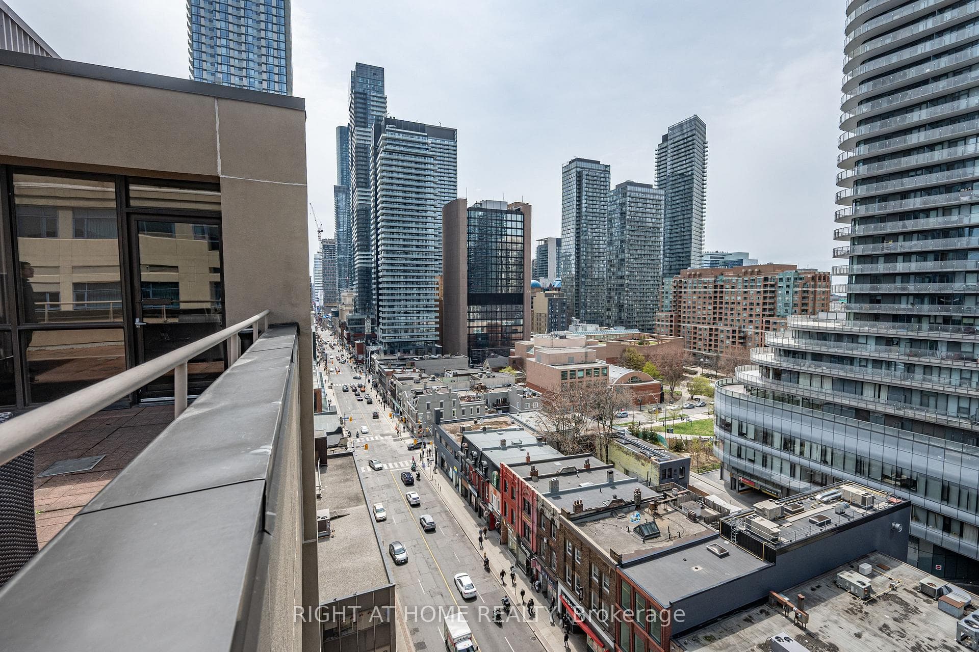 555 Yonge Street Unit 802 photo 11