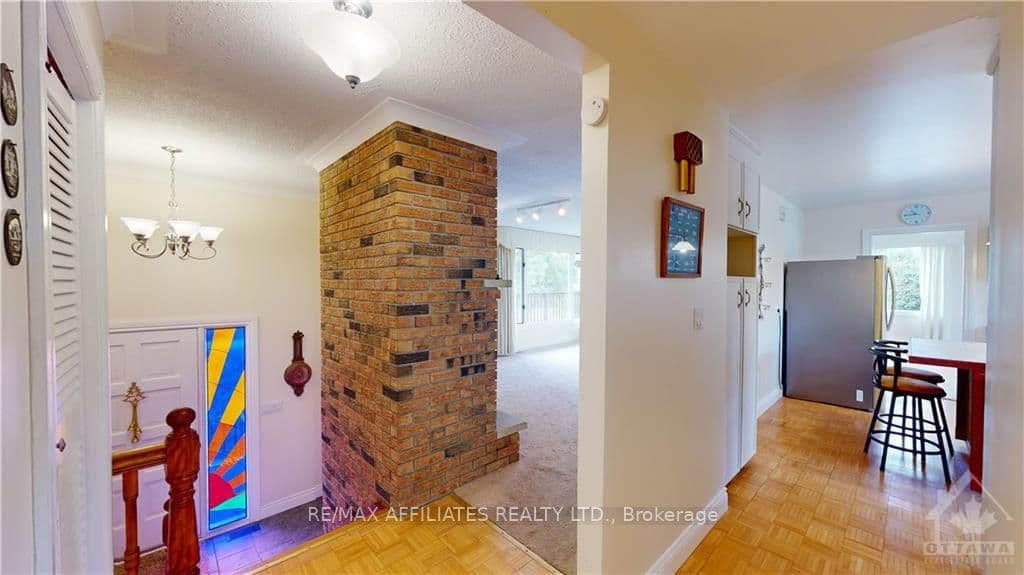 16 BERNARD Crescent photo 3