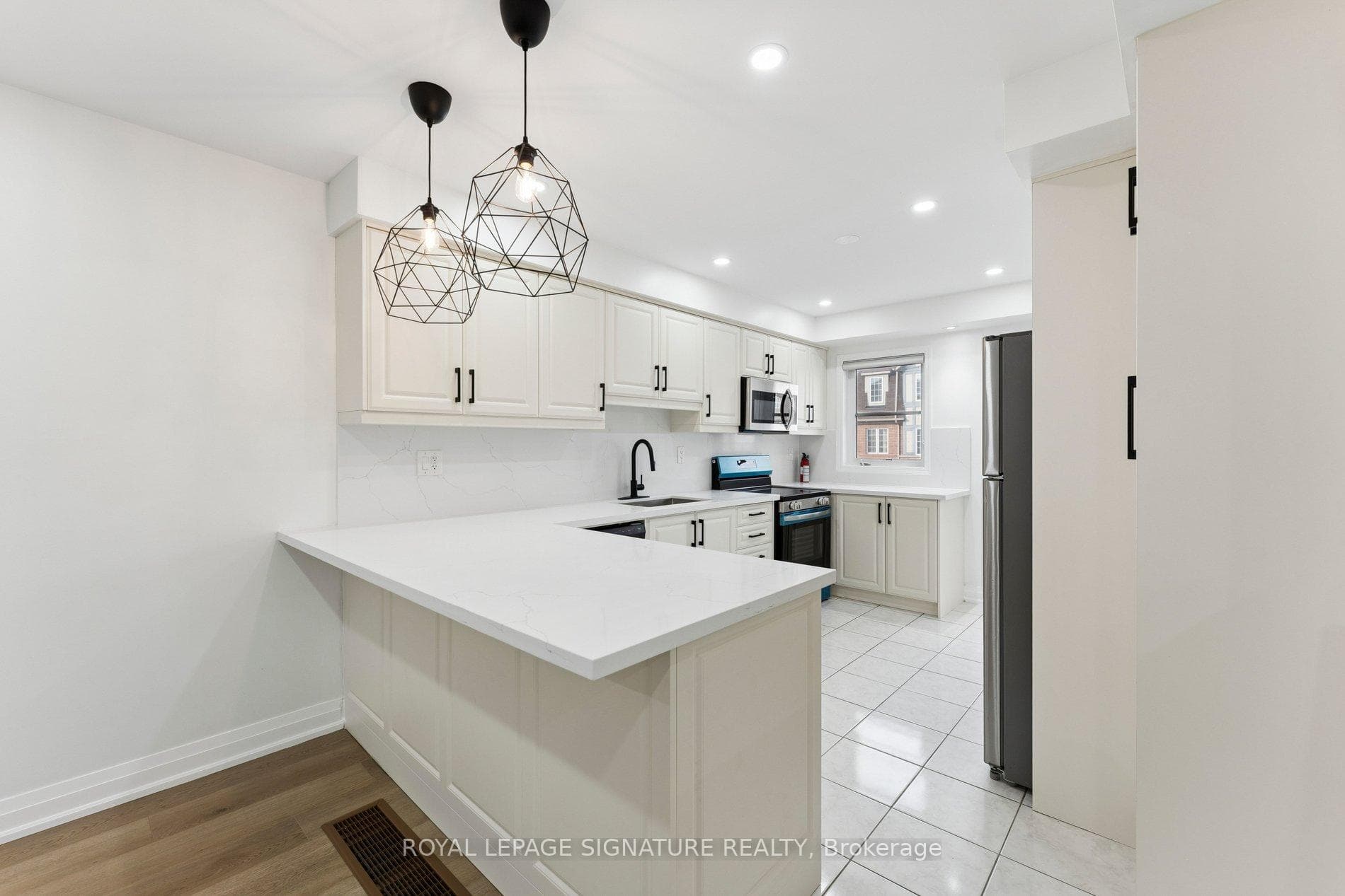 122 Baycliffe Crescent photo 13