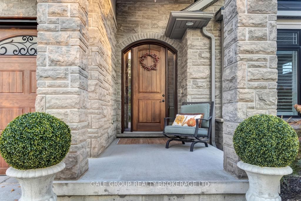 221 Juno Crescent photo 3