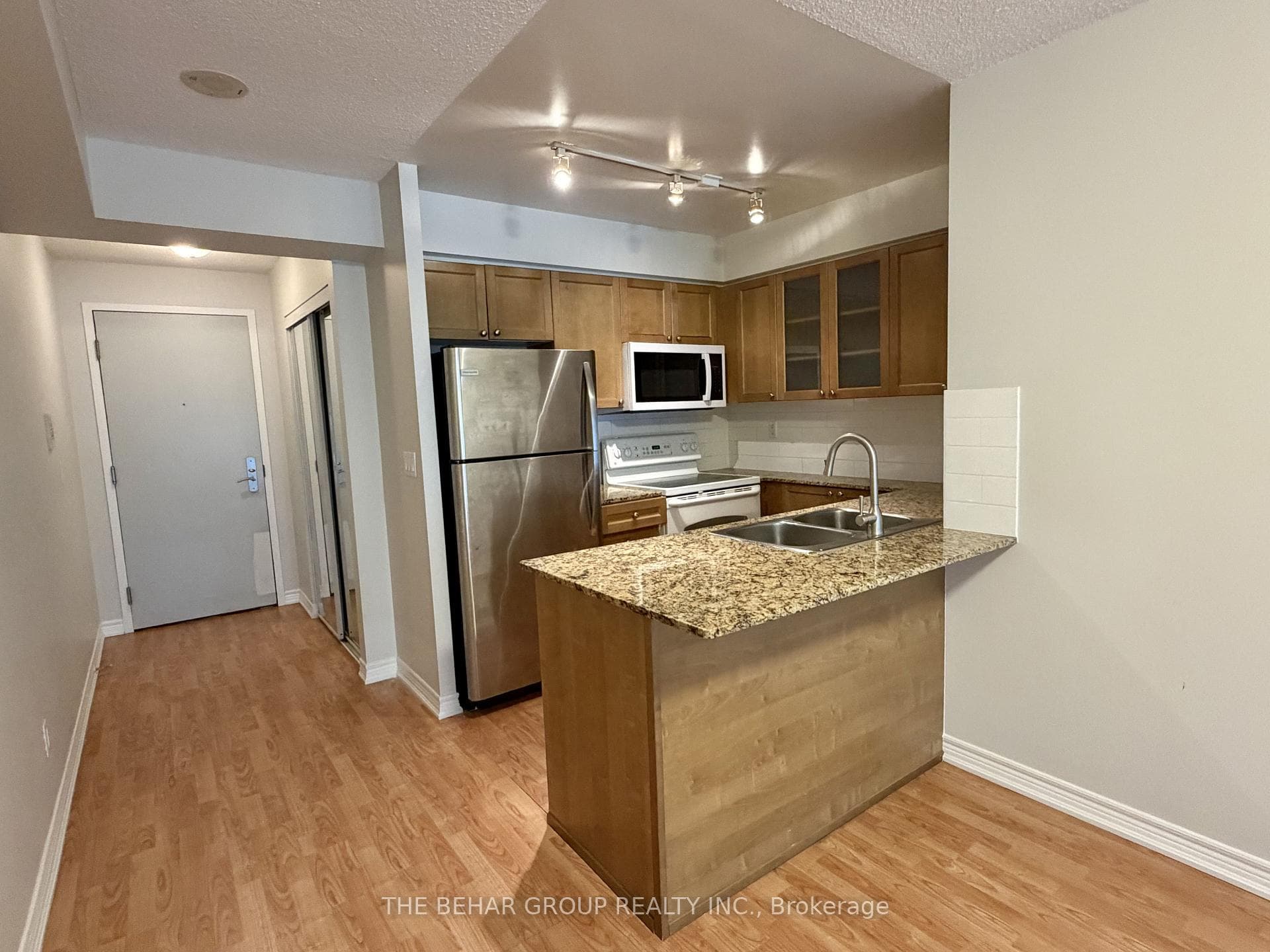761 Bay Street Unit 706 photo 1