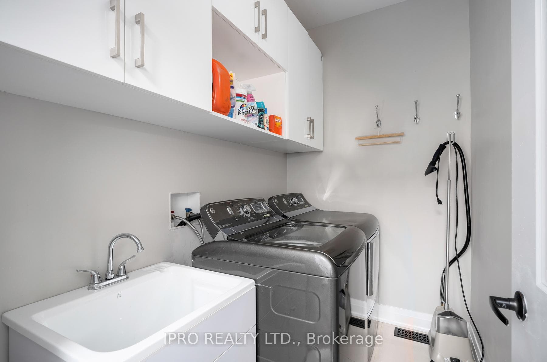 86 Roosevelt Road photo 25
