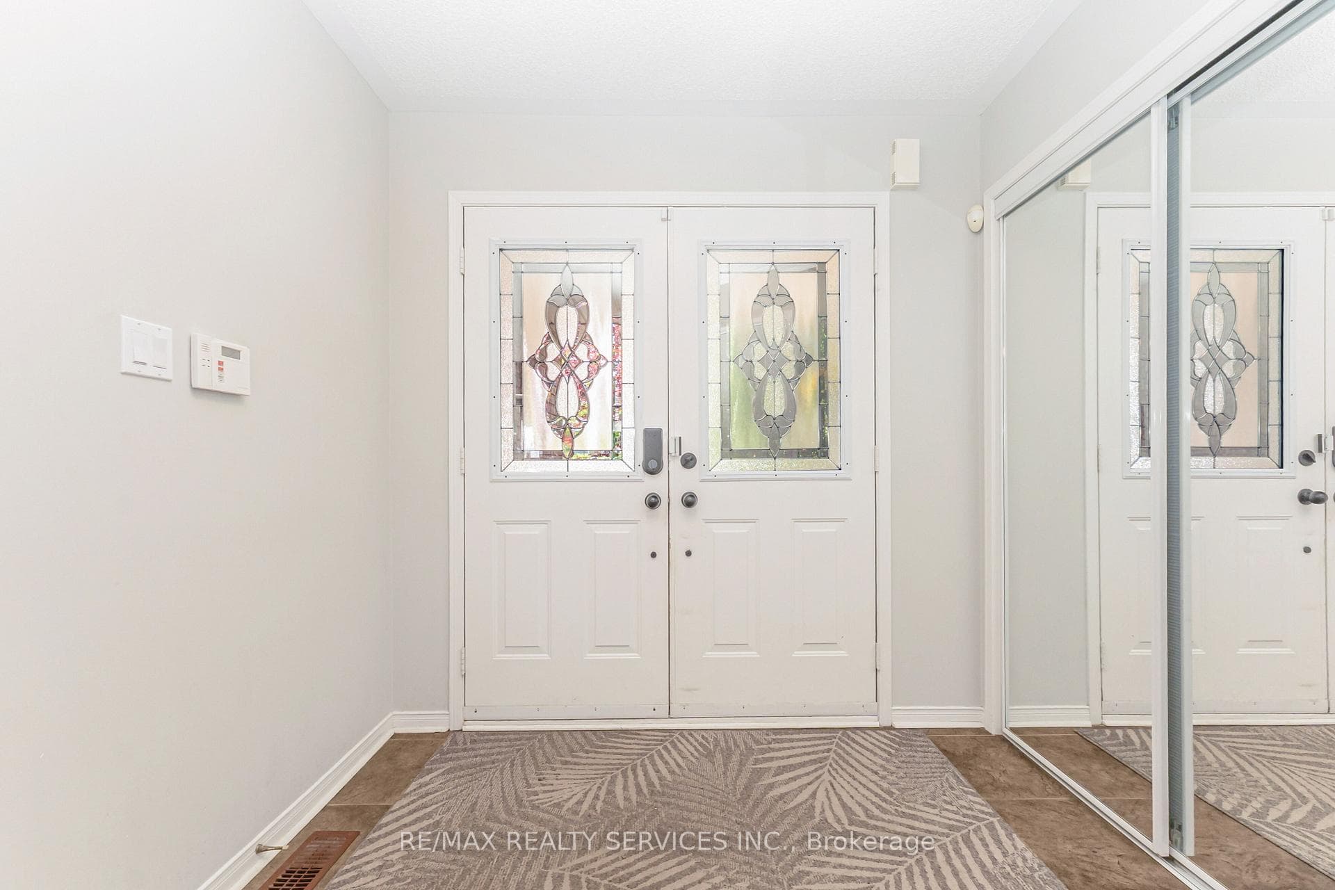 295 Queen Mary Drive photo 4