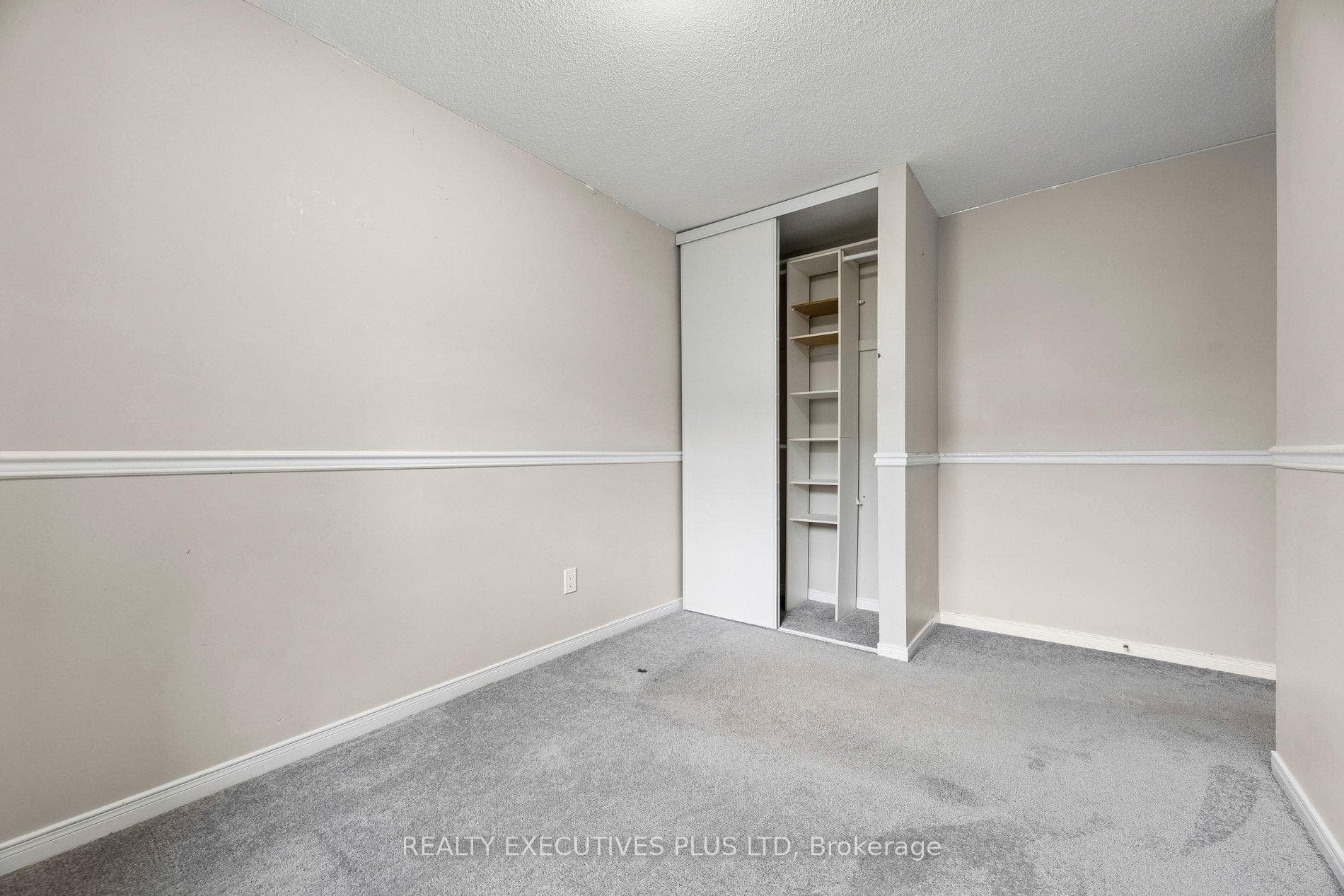 693 Barnes Crescent photo 28