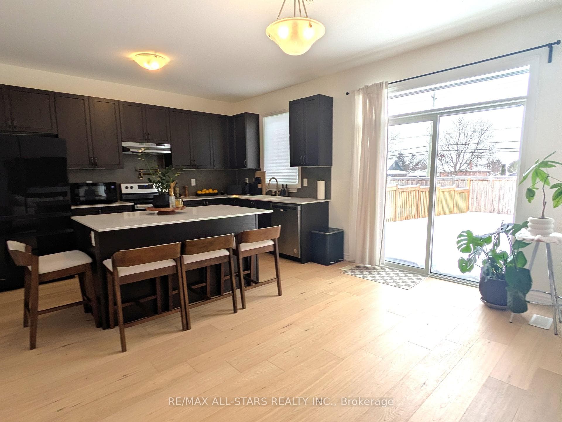 22 Hennessey Crescent photo 7