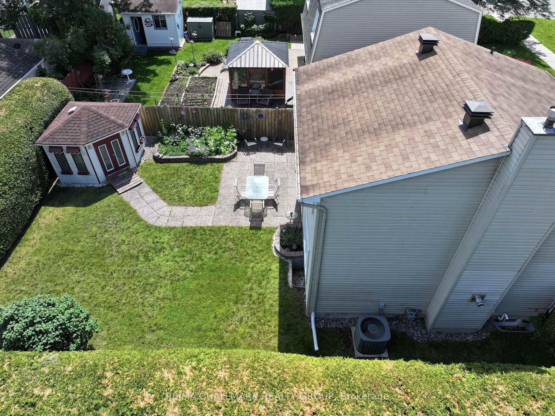 8052 Jeanne D'arc Boulevard photo 42
