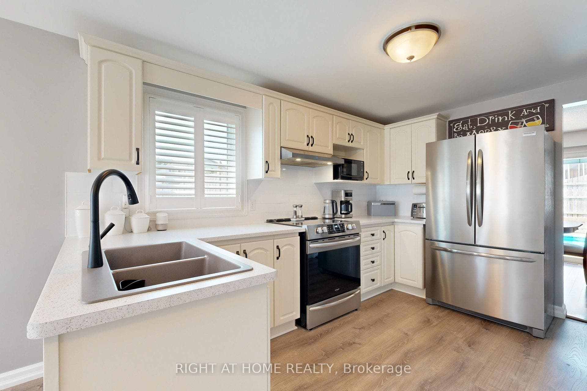 318 Erinbrook Drive photo 9
