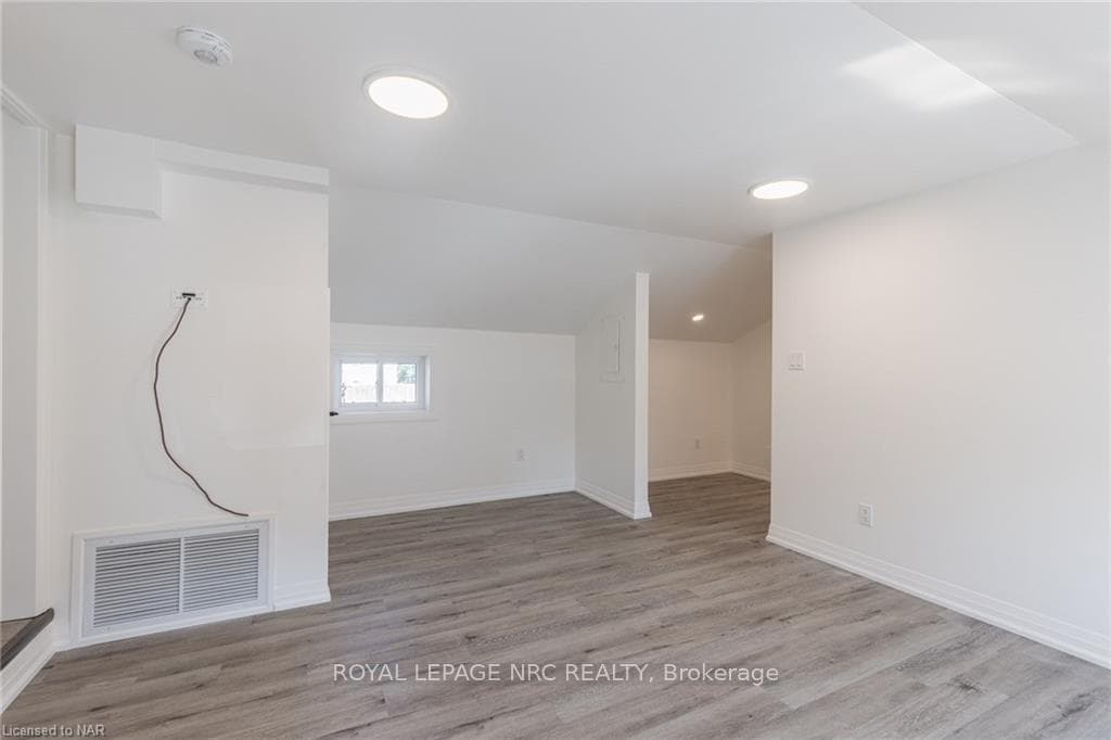 22-24 QUEENSTON Street Unit Upper photo 3