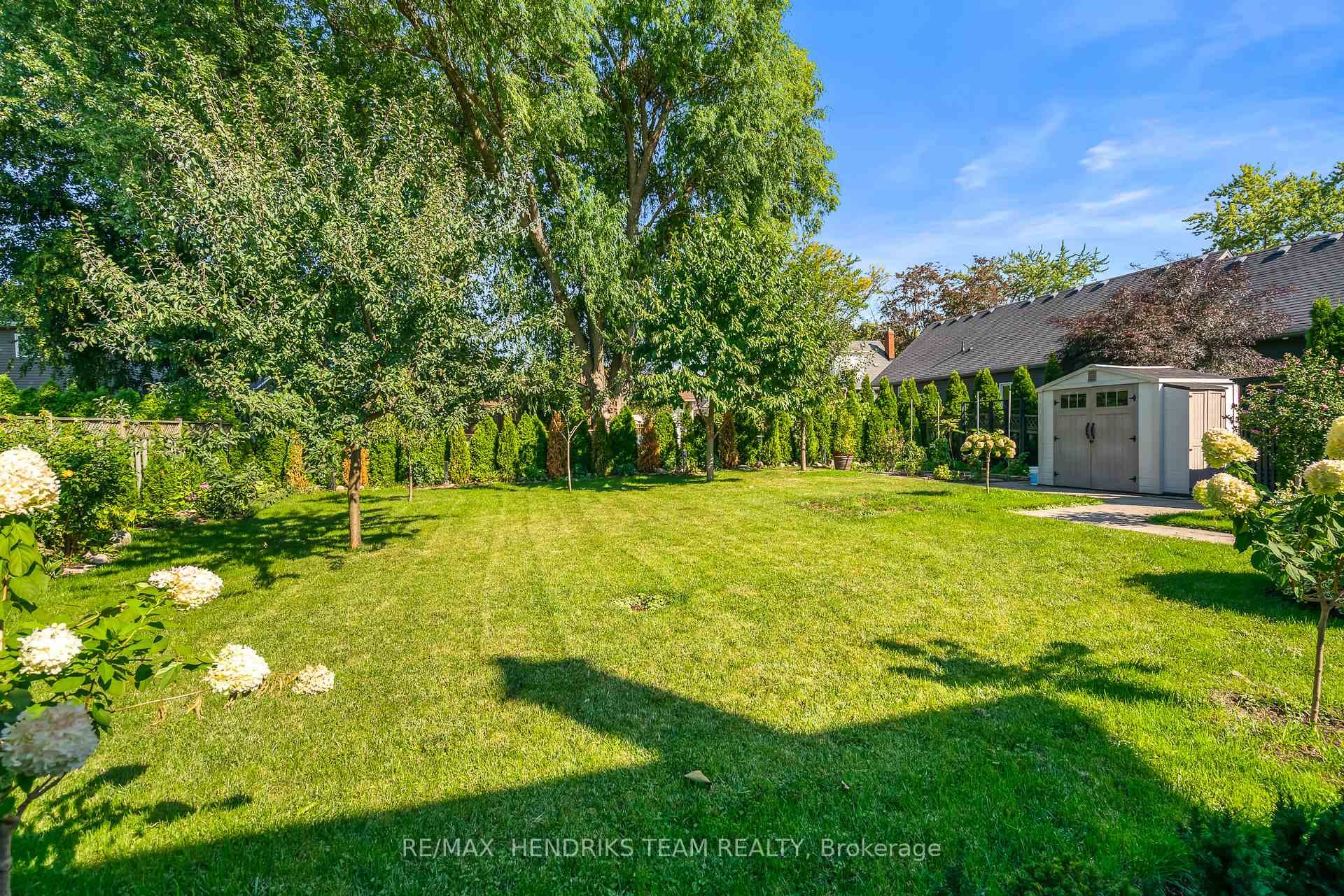 4 Upper Canada Drive photo 28