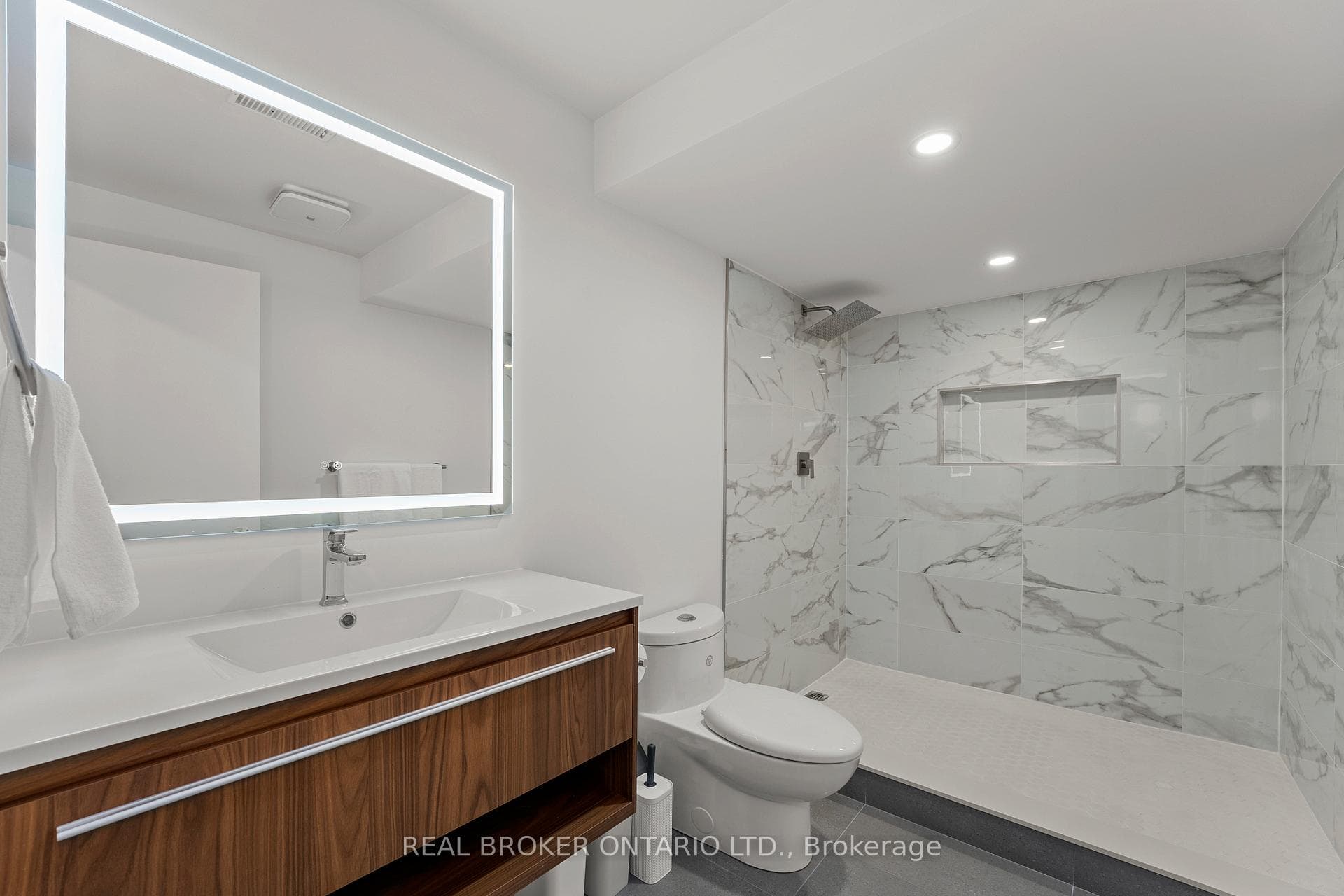 1230 Wellington Street photo 29