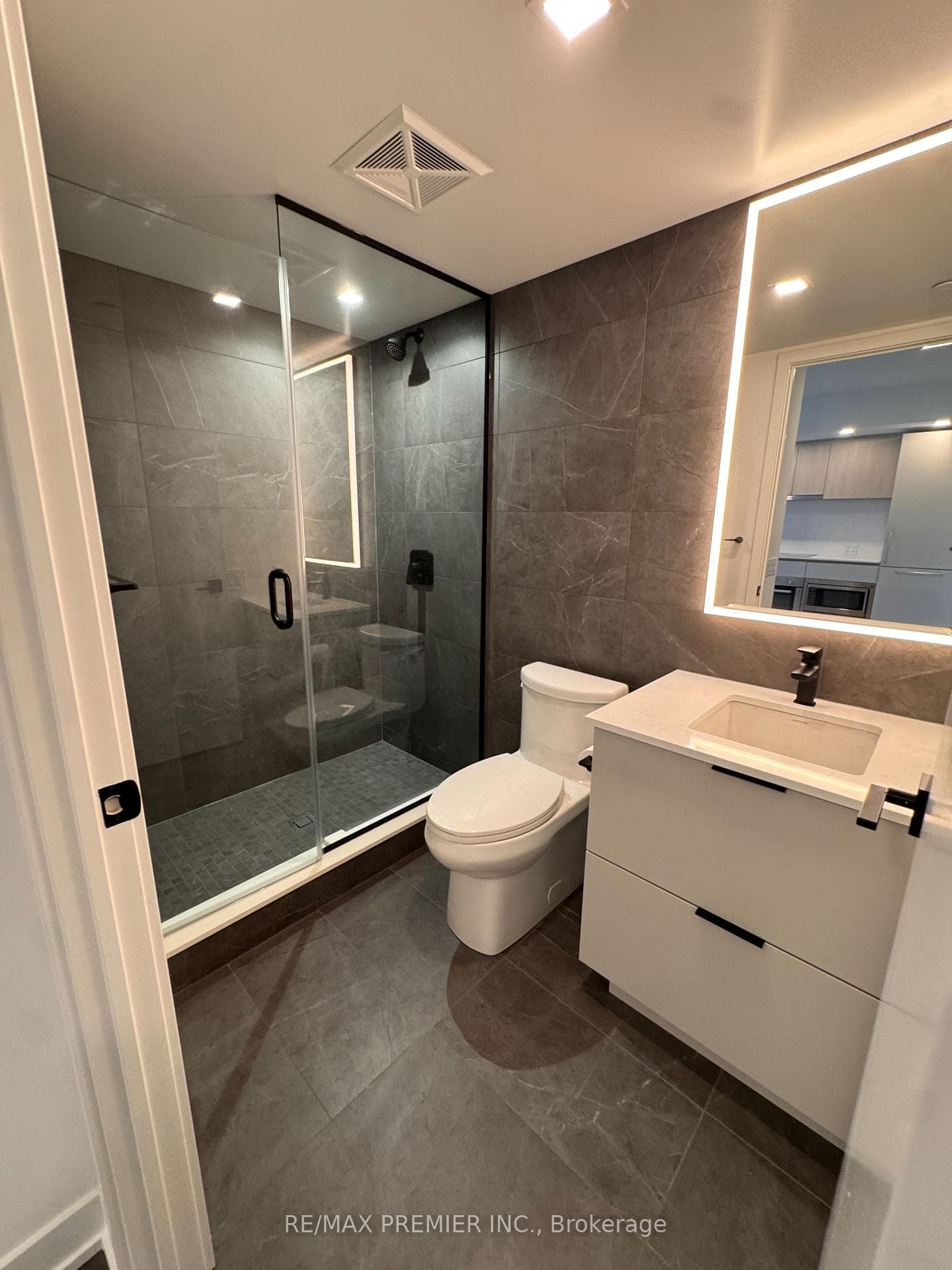609 Sherbourne Street Unit 1806 photo 9