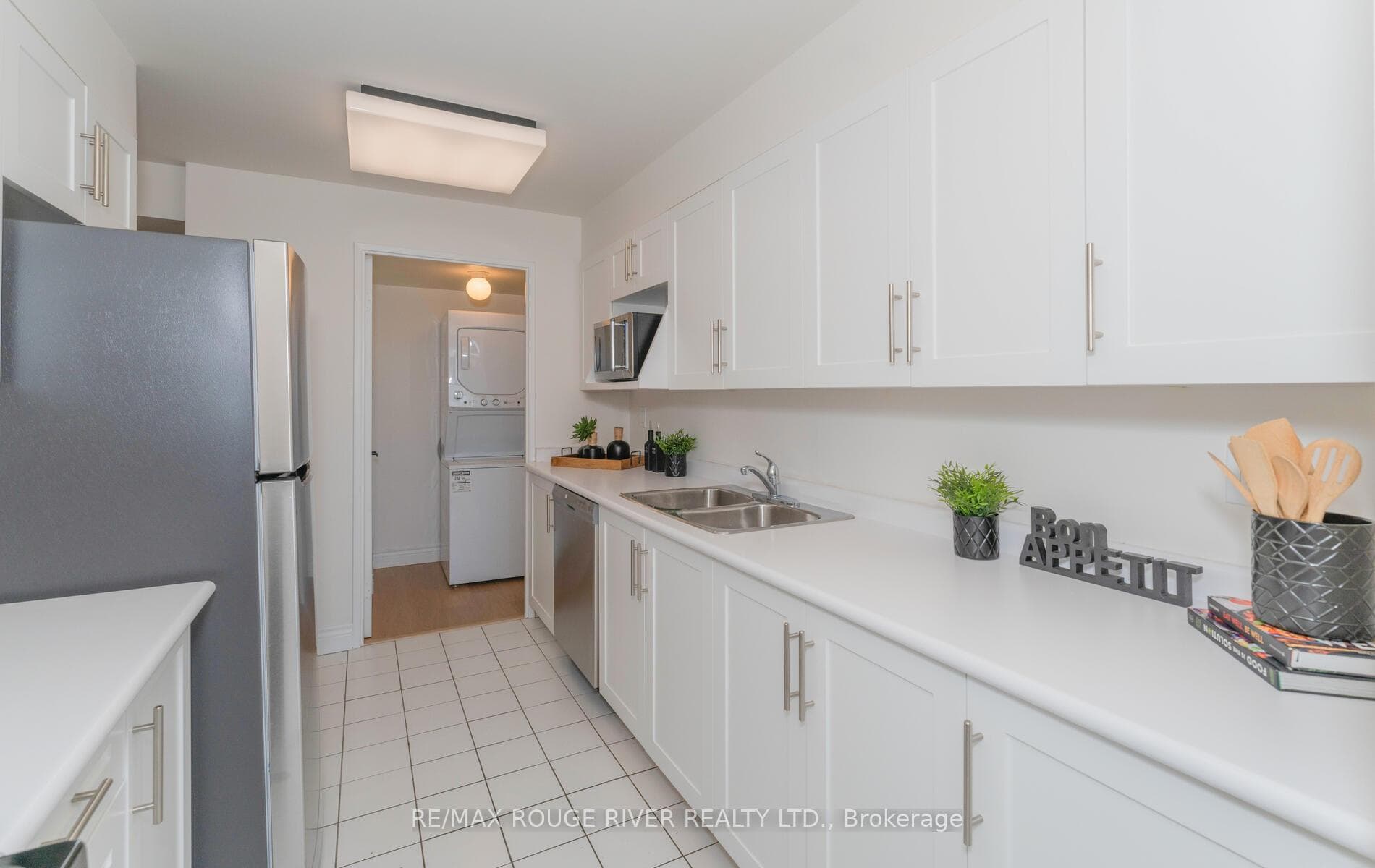 3233 Eglinton Avenue Unit 1606 photo 11