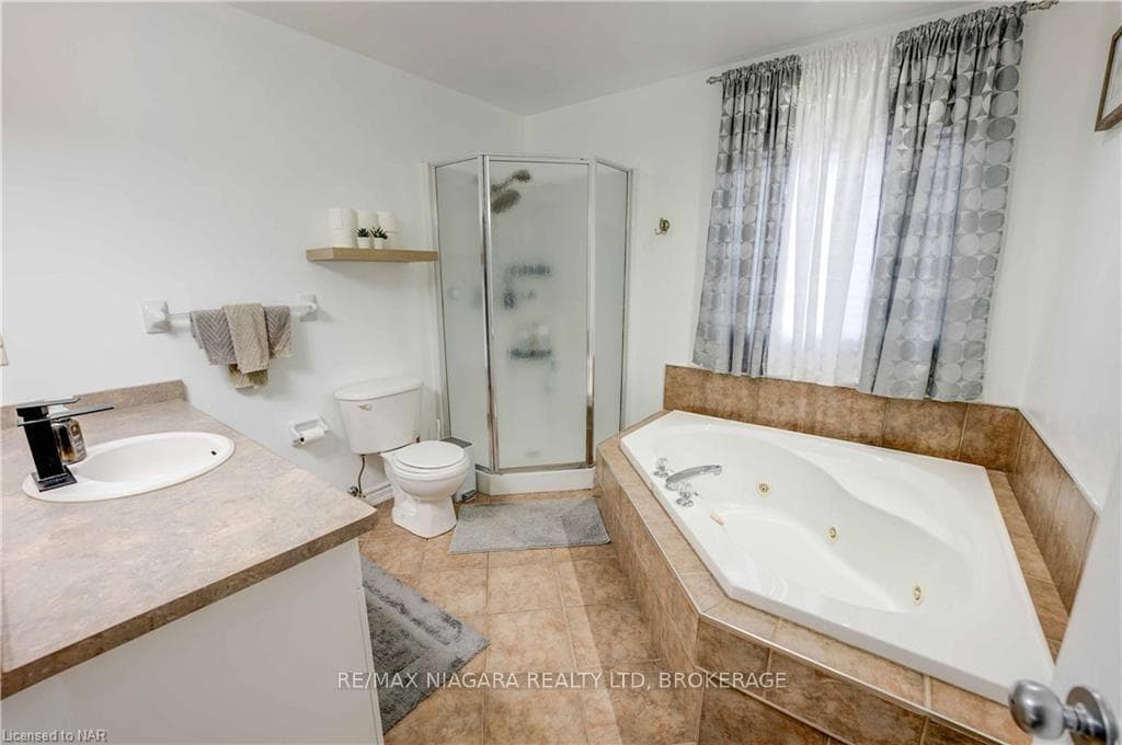 8150 BARRETT Crescent photo 18