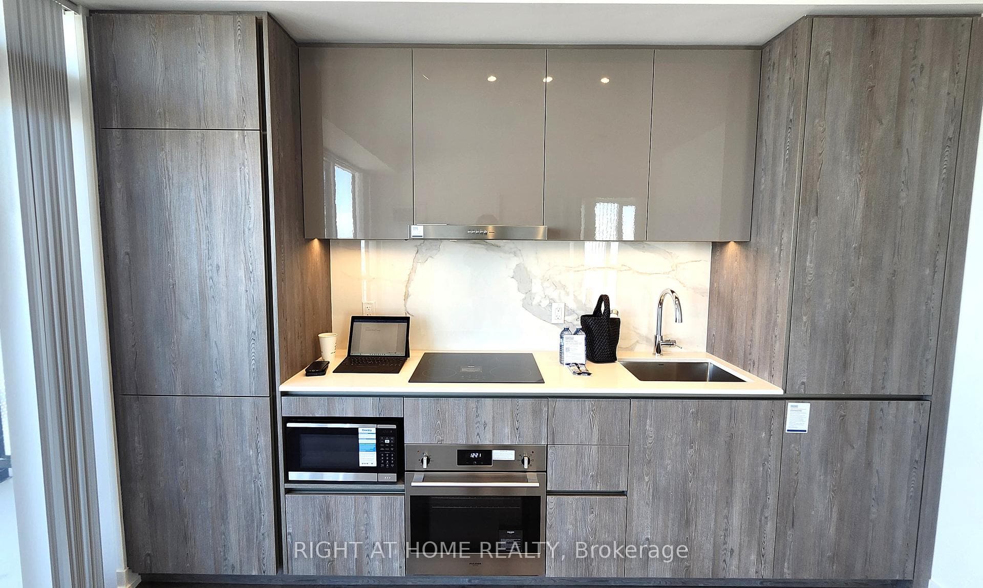 8 Interchange Way Unit 5706 photo 5