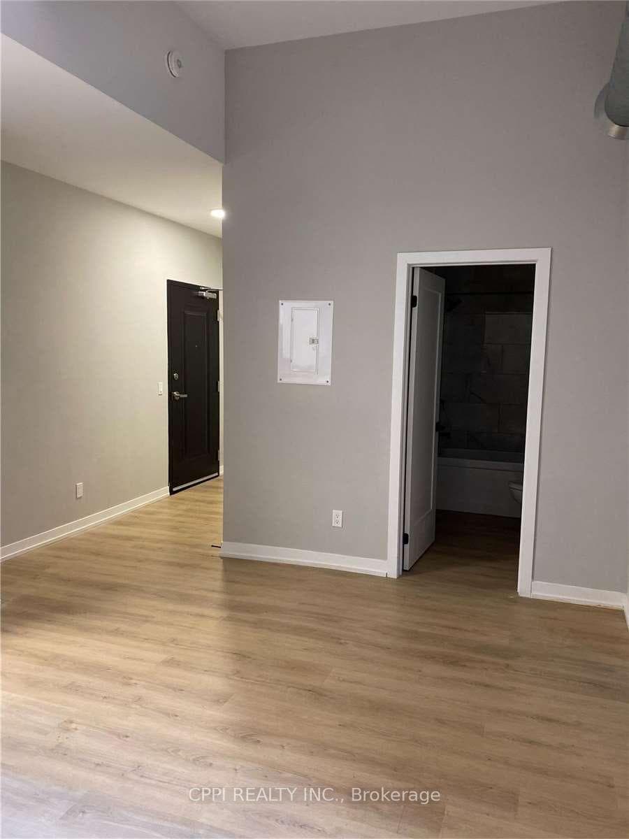 140 Simcoe Street Unit 206 photo 3