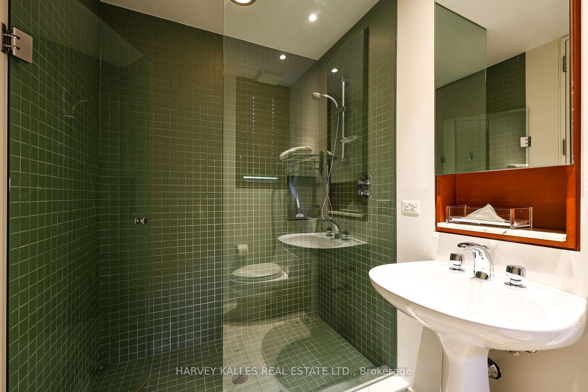 3RD FLOOR ENSUITE