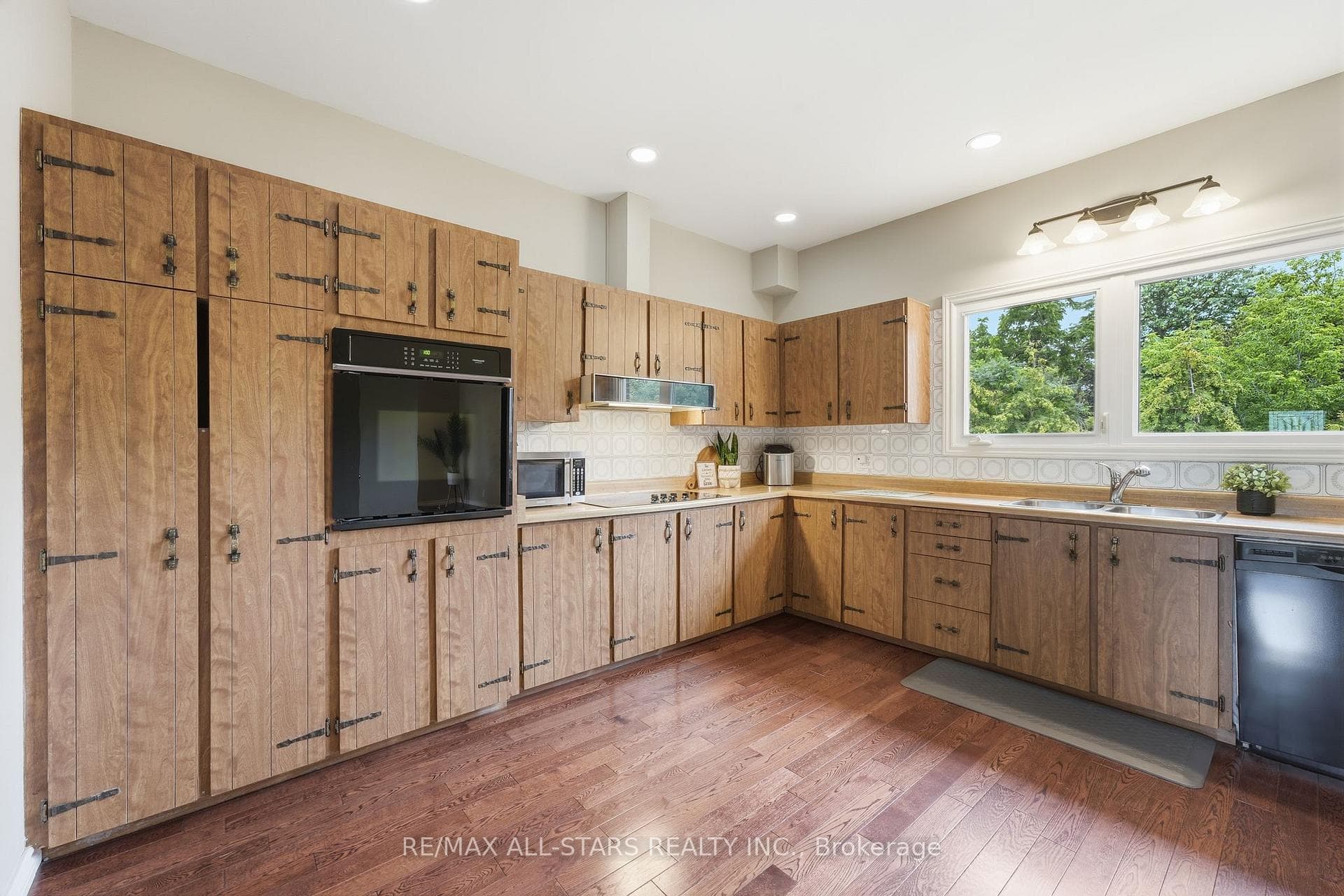 Eat-in kitchen with tonnes of cabinet space