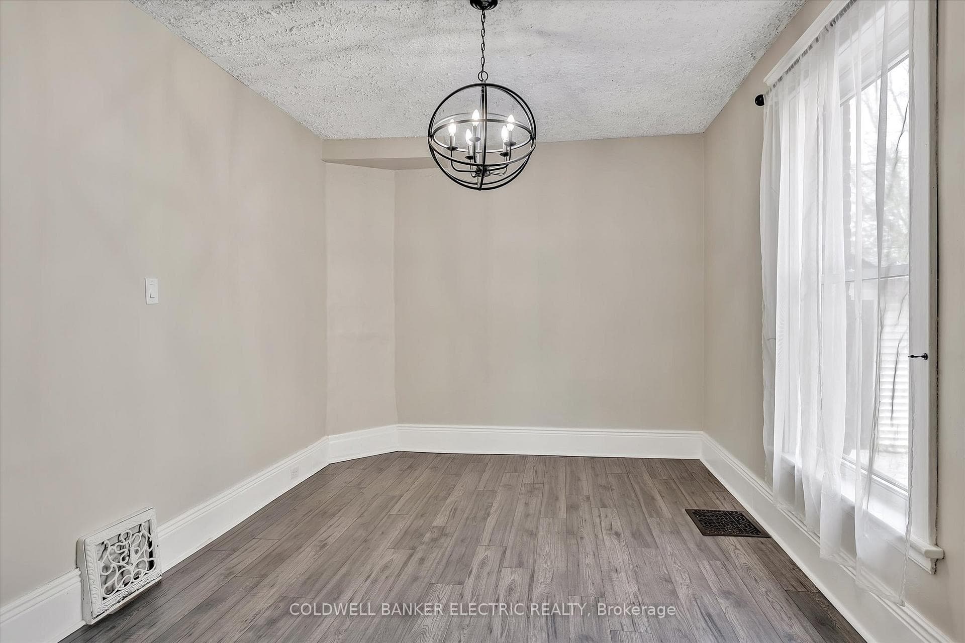 202 Braidwood Avenue photo 9