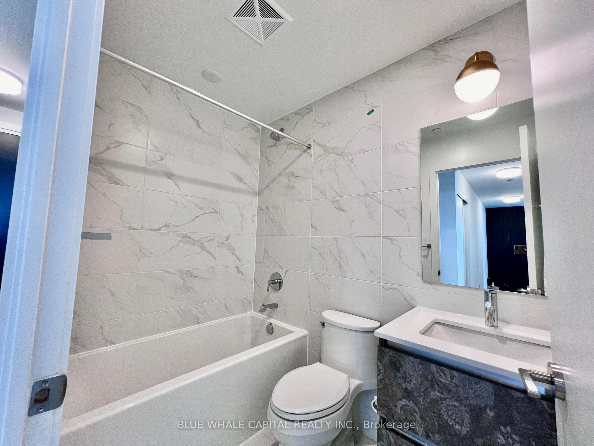 405 Dundas Street Unit 725 photo 13