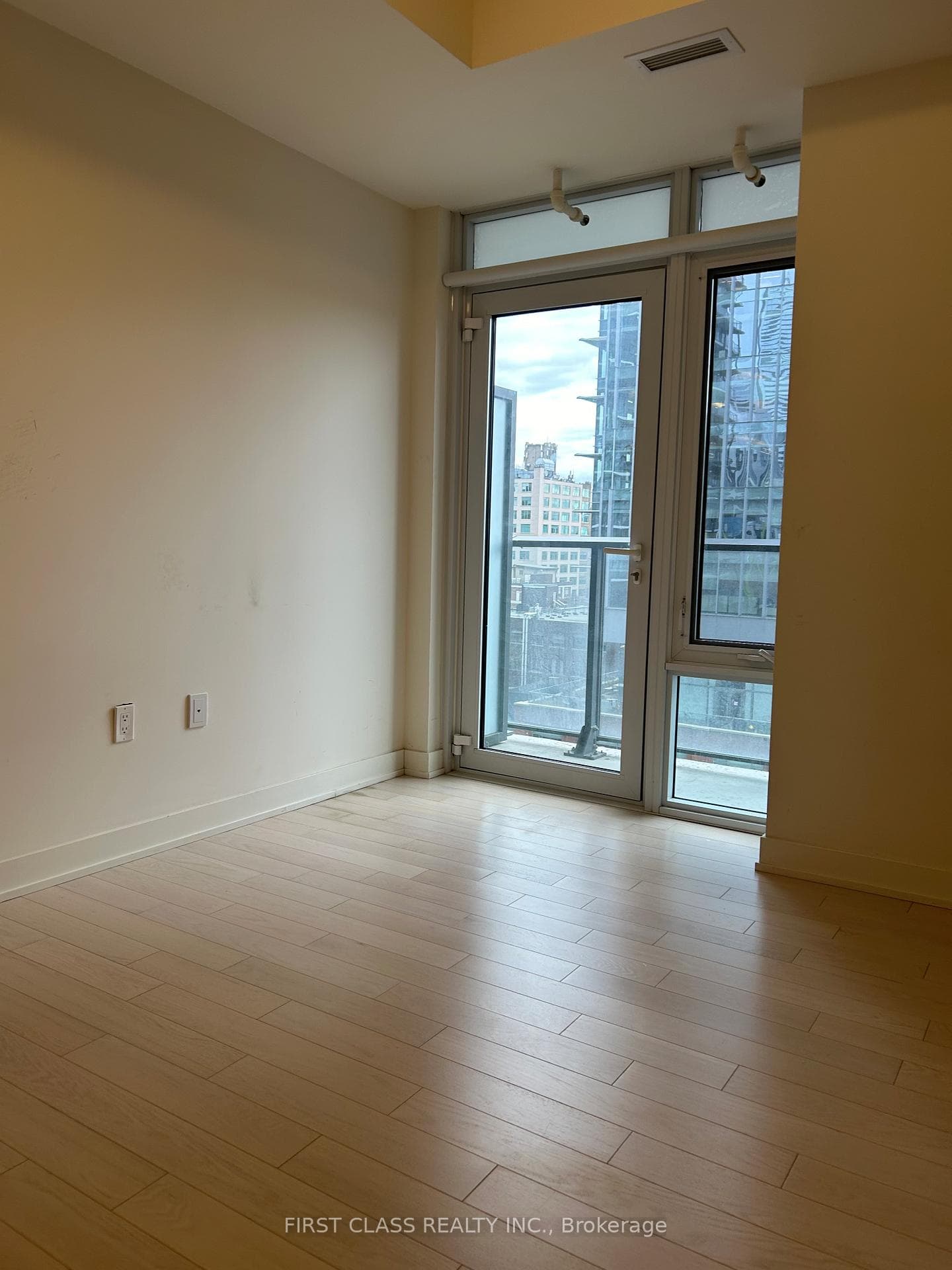 330 Richmond Street Unit 1005 photo 4