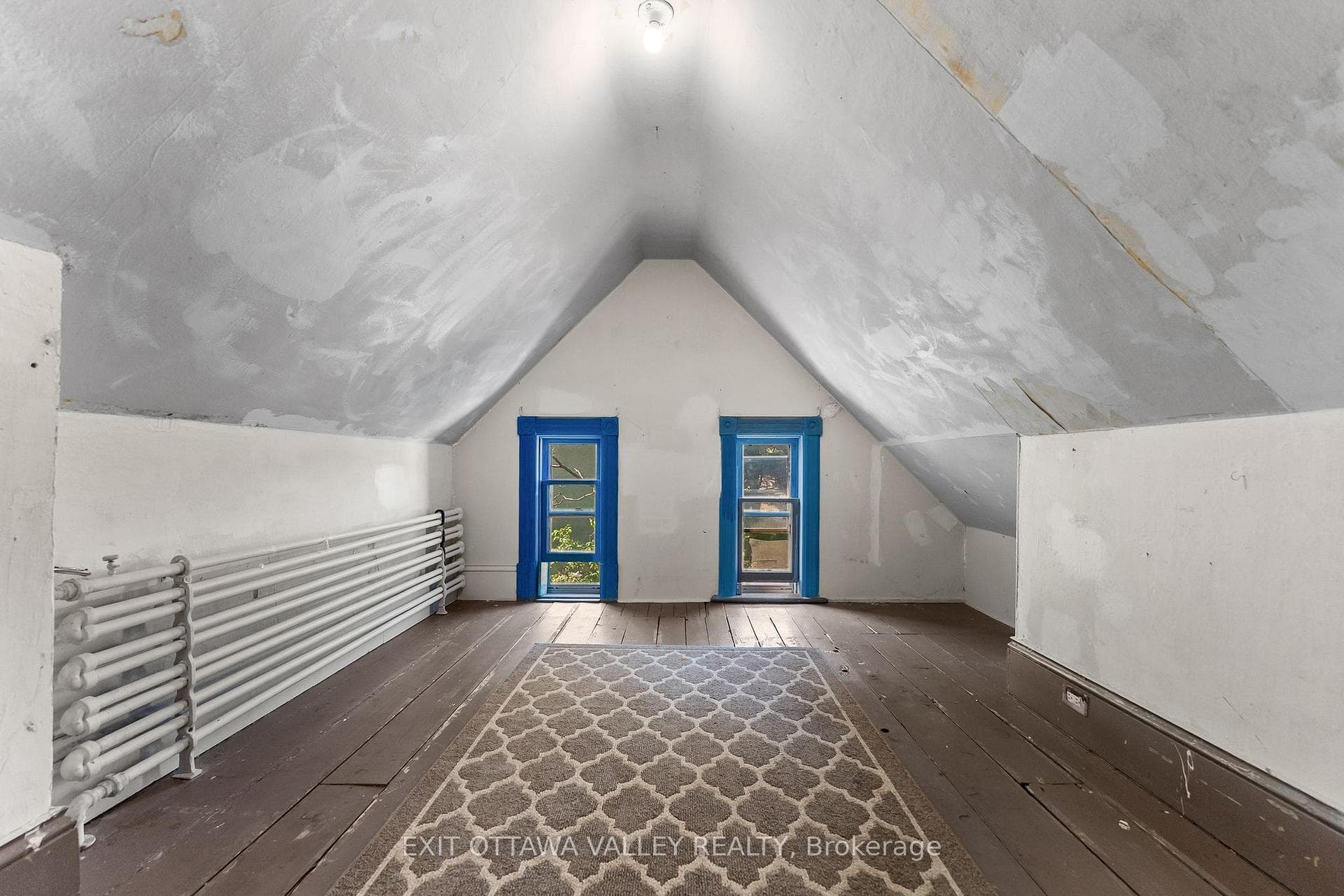 3rd floor loft/bedroom unit 285