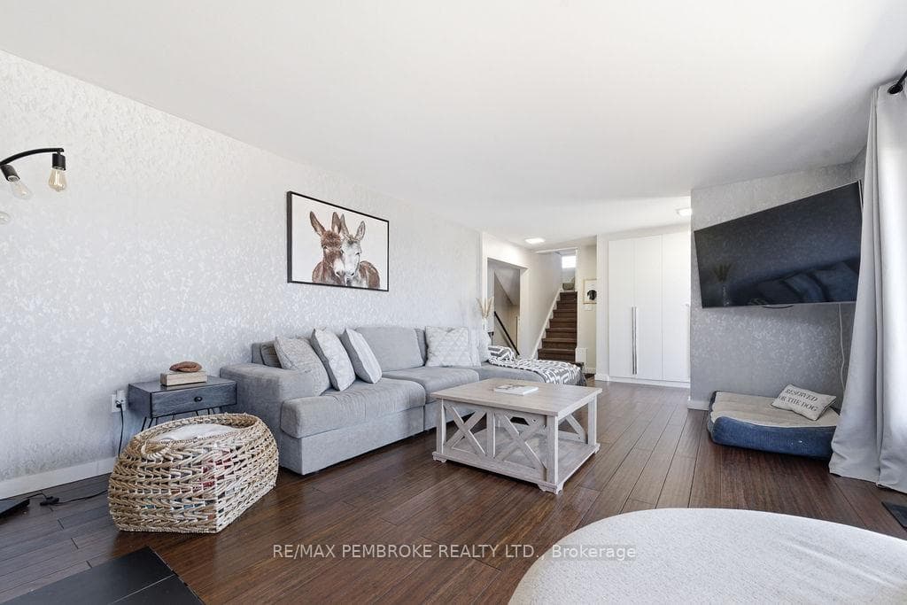 551 Laurentian Drive photo 8