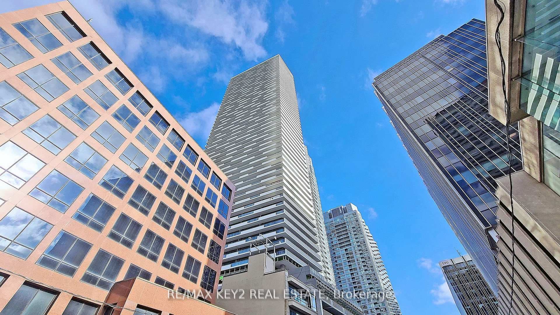 2221 Yonge Street Unit 4010 photo 1