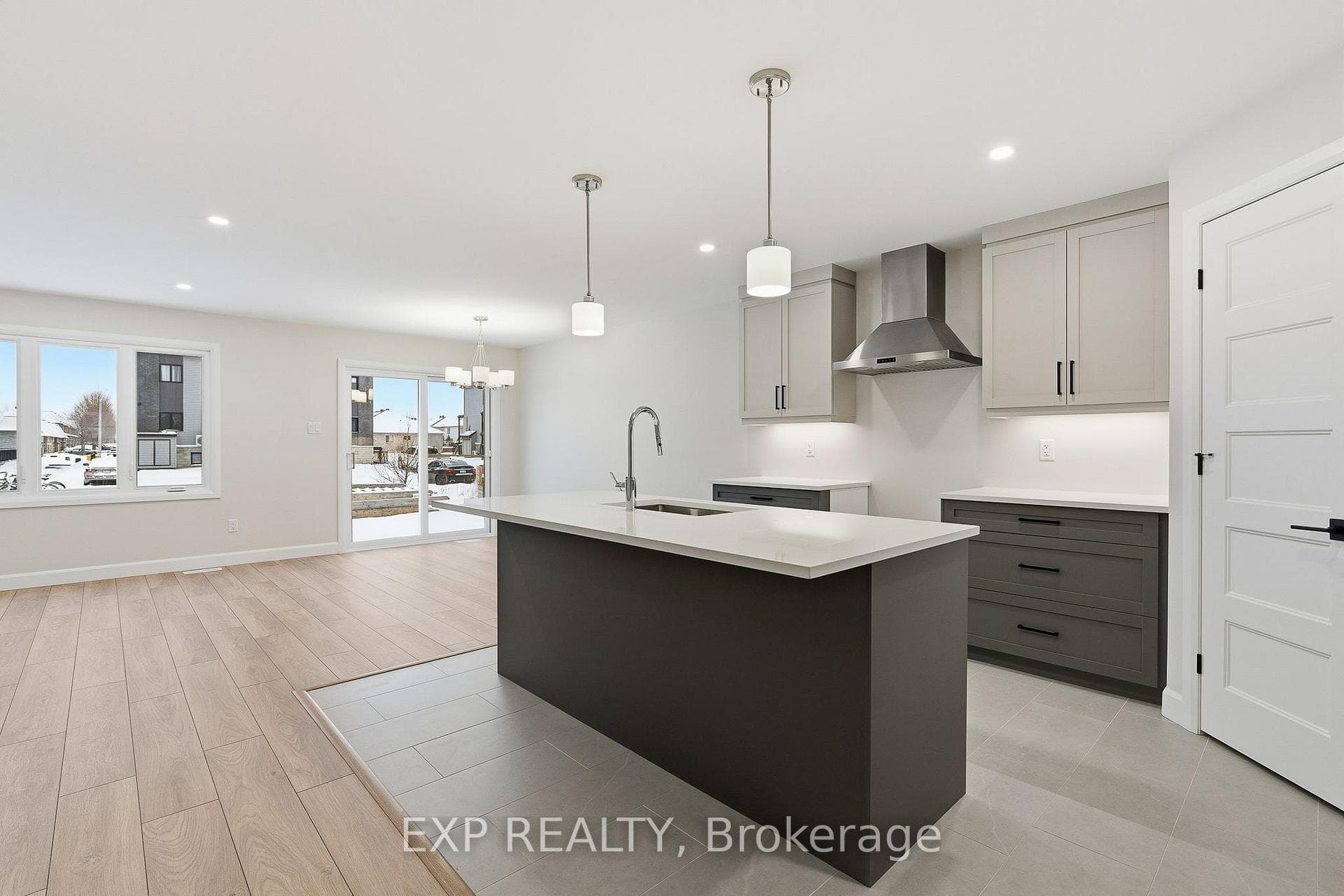 248 Sumac Crescent Street photo 4