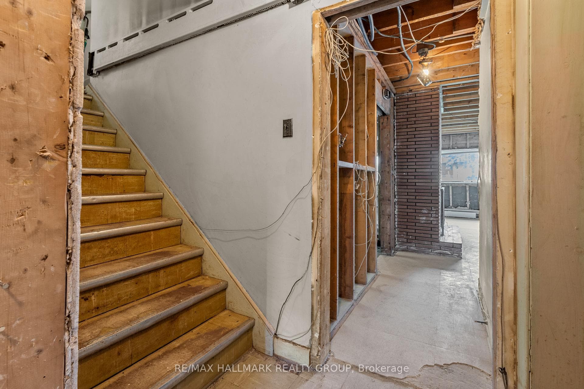 492 Vernon Avenue photo 25