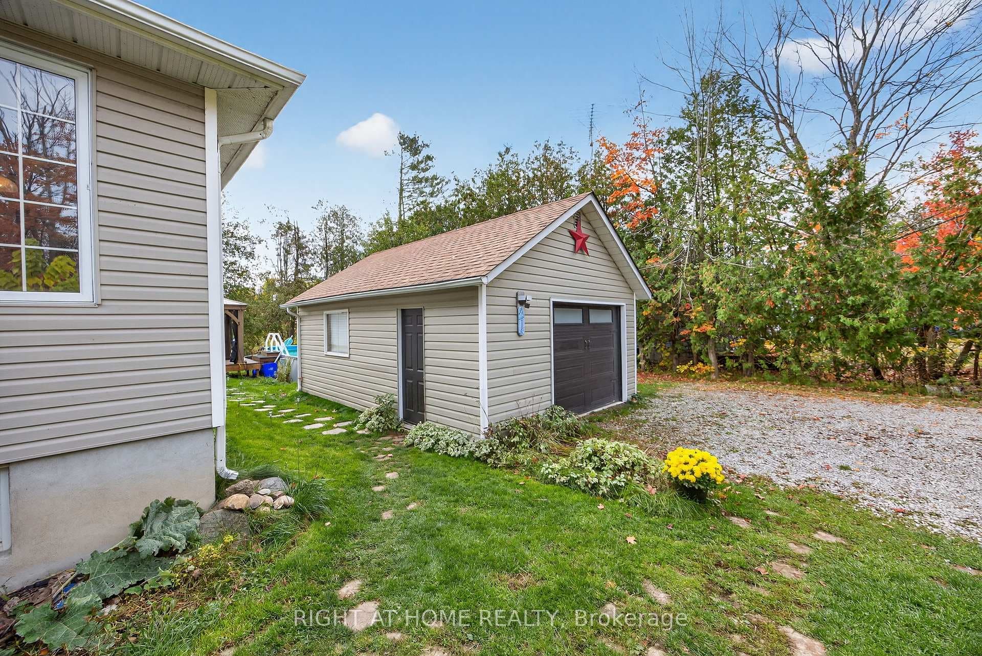 73 Poplar Crescent photo 5