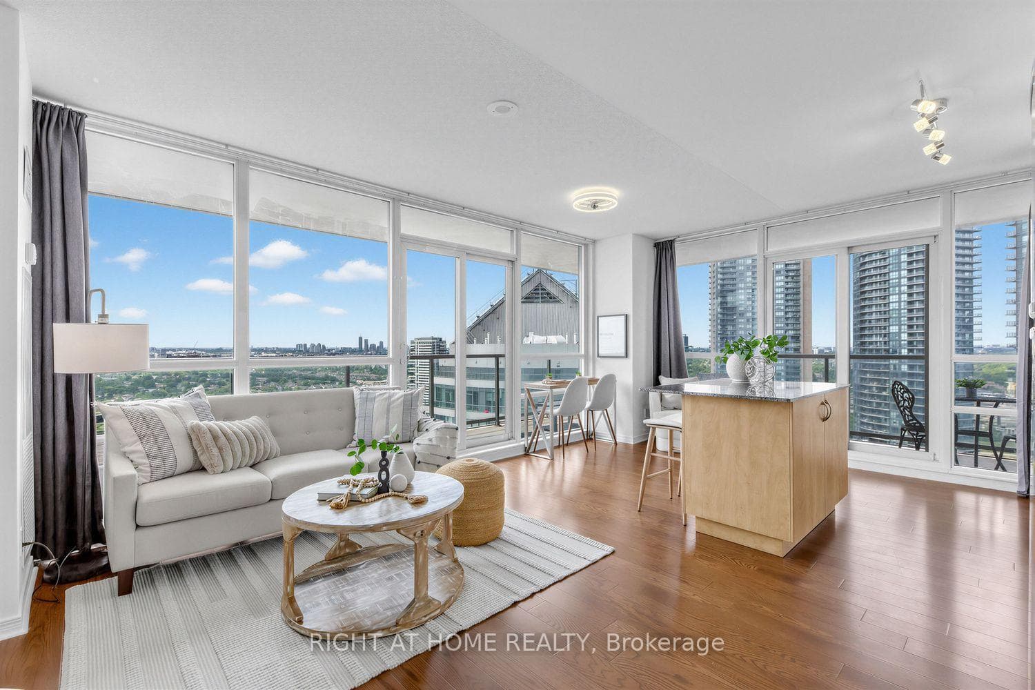 2240 Lake Shore Boulevard Unit 3104 photo 1