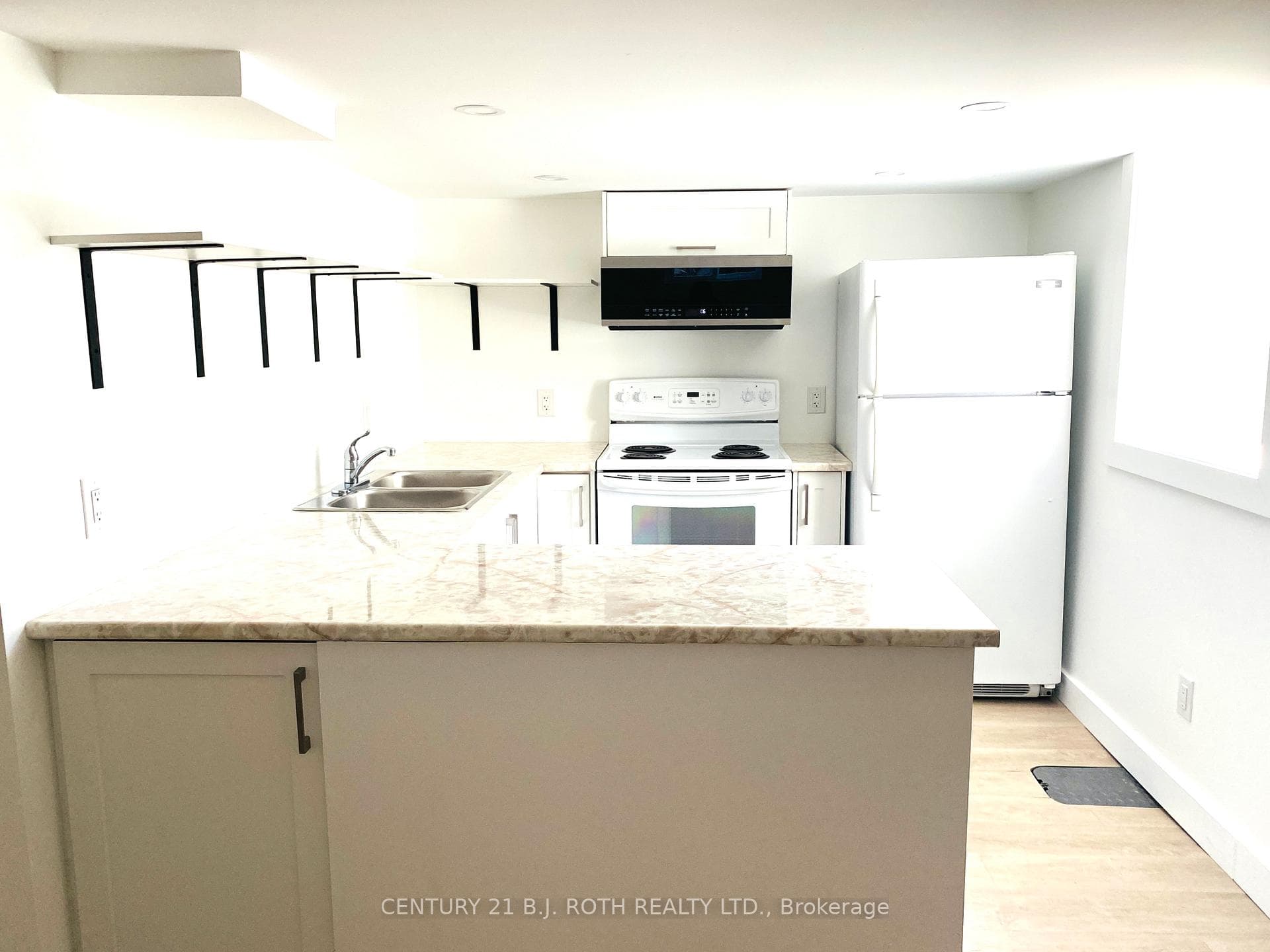 129 Innisfil Street Unit Lower photo 3