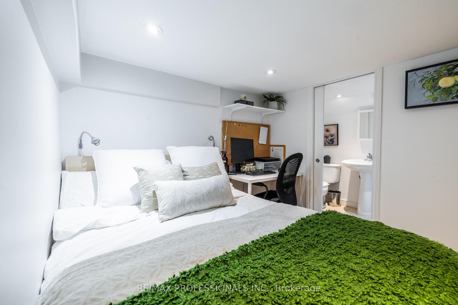 4625 Dundas Street photo 30
