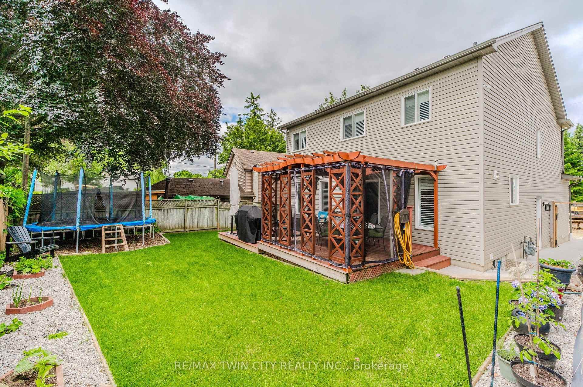 37 Albert Street photo 48