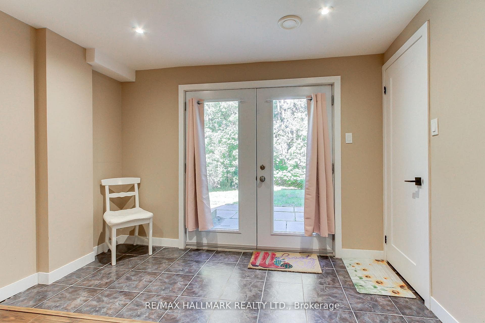 865 Arnold Crescent photo 34