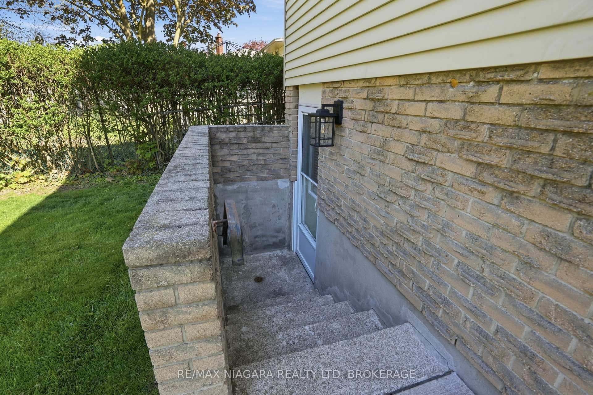 129 Elma Street photo 42