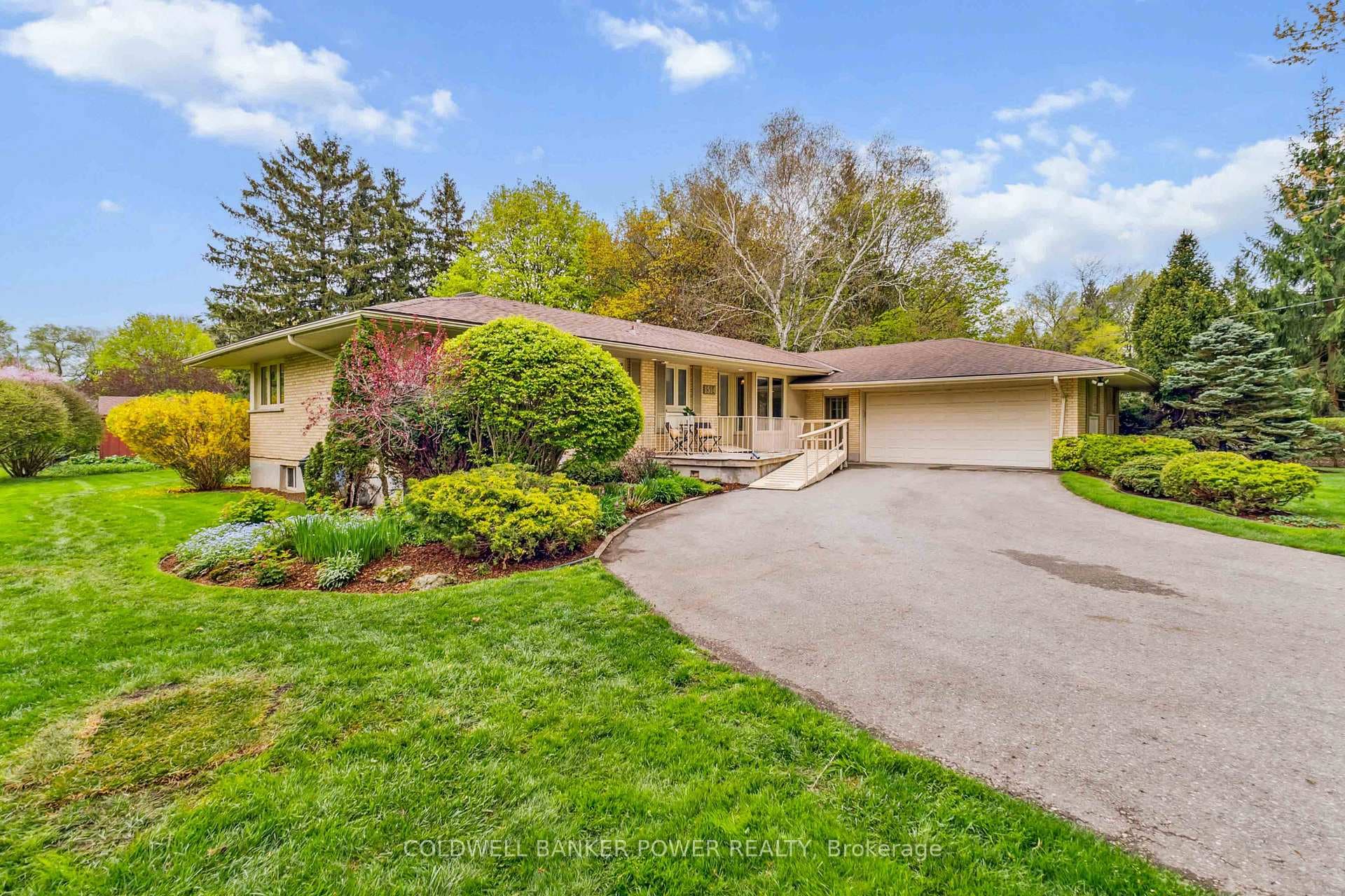 1514 Stoneybrook Crescent photo 5