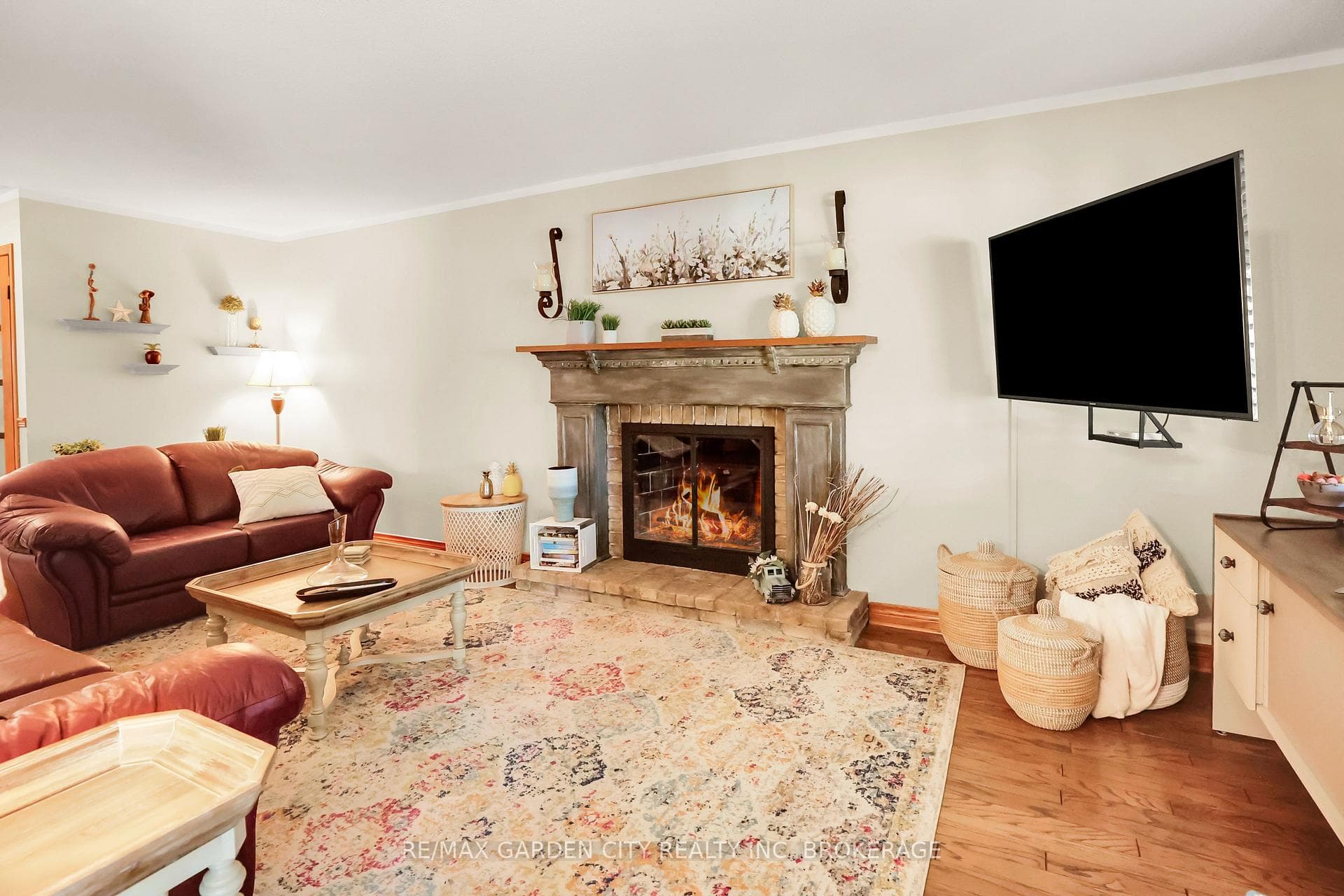 8 Lampman Crescent photo 4