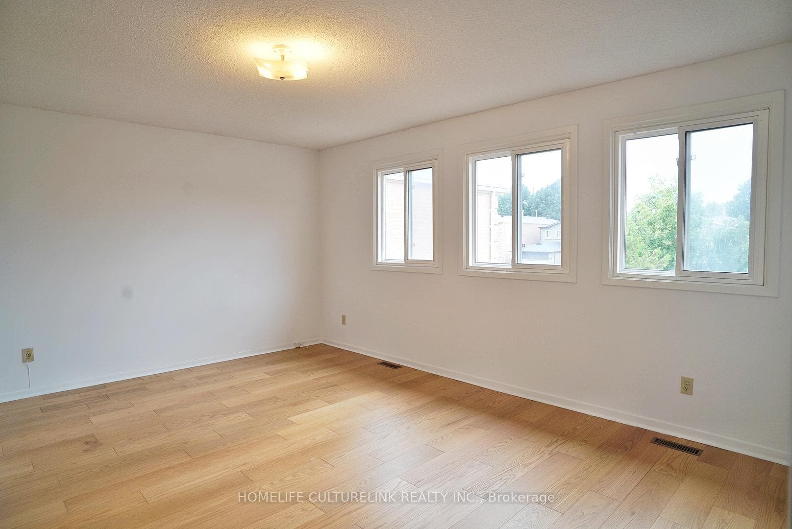 194 Roxanne Crescent photo 11