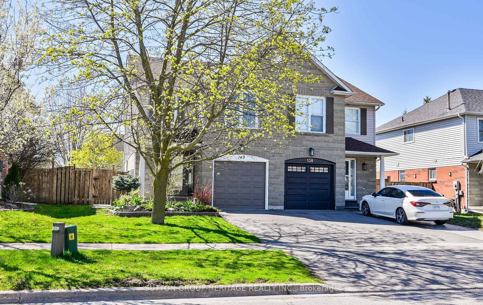 140 Brownstone Crescent photo 3